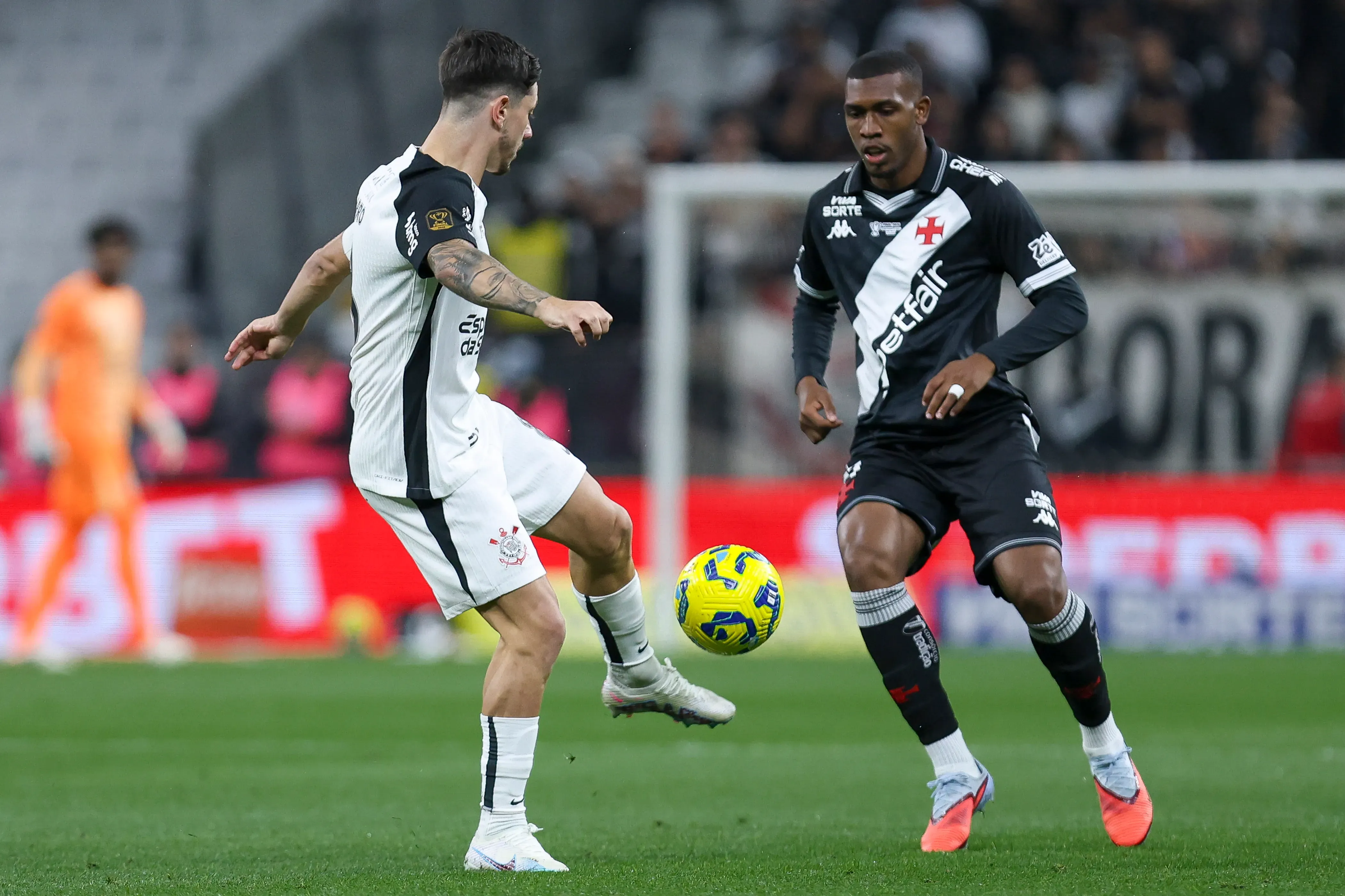 Rayan disputando bola com Garro em Corinthians x Vaco pela Copa do Brasil. Foto: Ricardo Moreira/Getty Images
