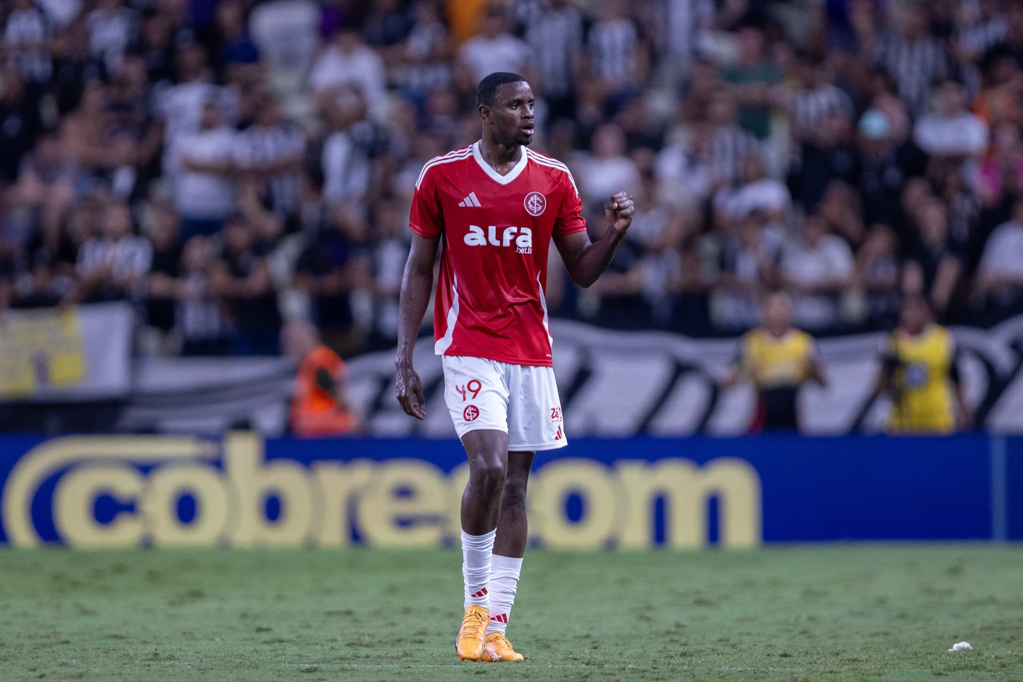 CE – FORTALEZA – 20/11/2025 – BRASILEIRO A 2025, CEARA X INTERNACIONAL – Ricardo Mathias jogador do Internacional comemora seu gol durante partida contra o Ceara no estadio Arena Castelao pelo campeonato Brasileiro A 2025. Foto: Baggio Rodrigues/AGIF