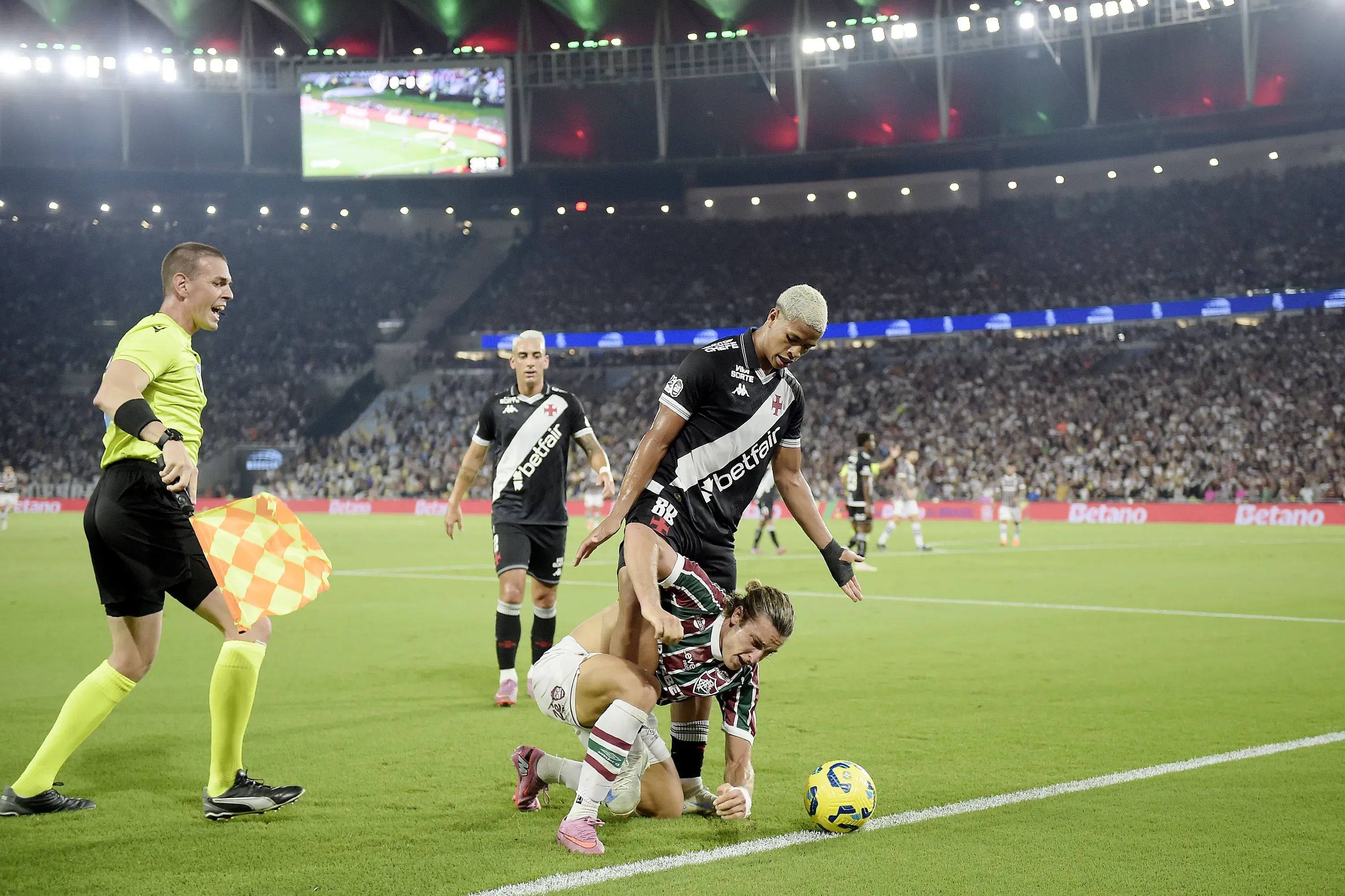 Canobbio jogador do Fluminense disputa lance com Barros jogador do Vasco durante partida no estadio Maracana pelo campeonato Copa Do Brasil 2025. Foto: Alexandre Loureiro/AGIF