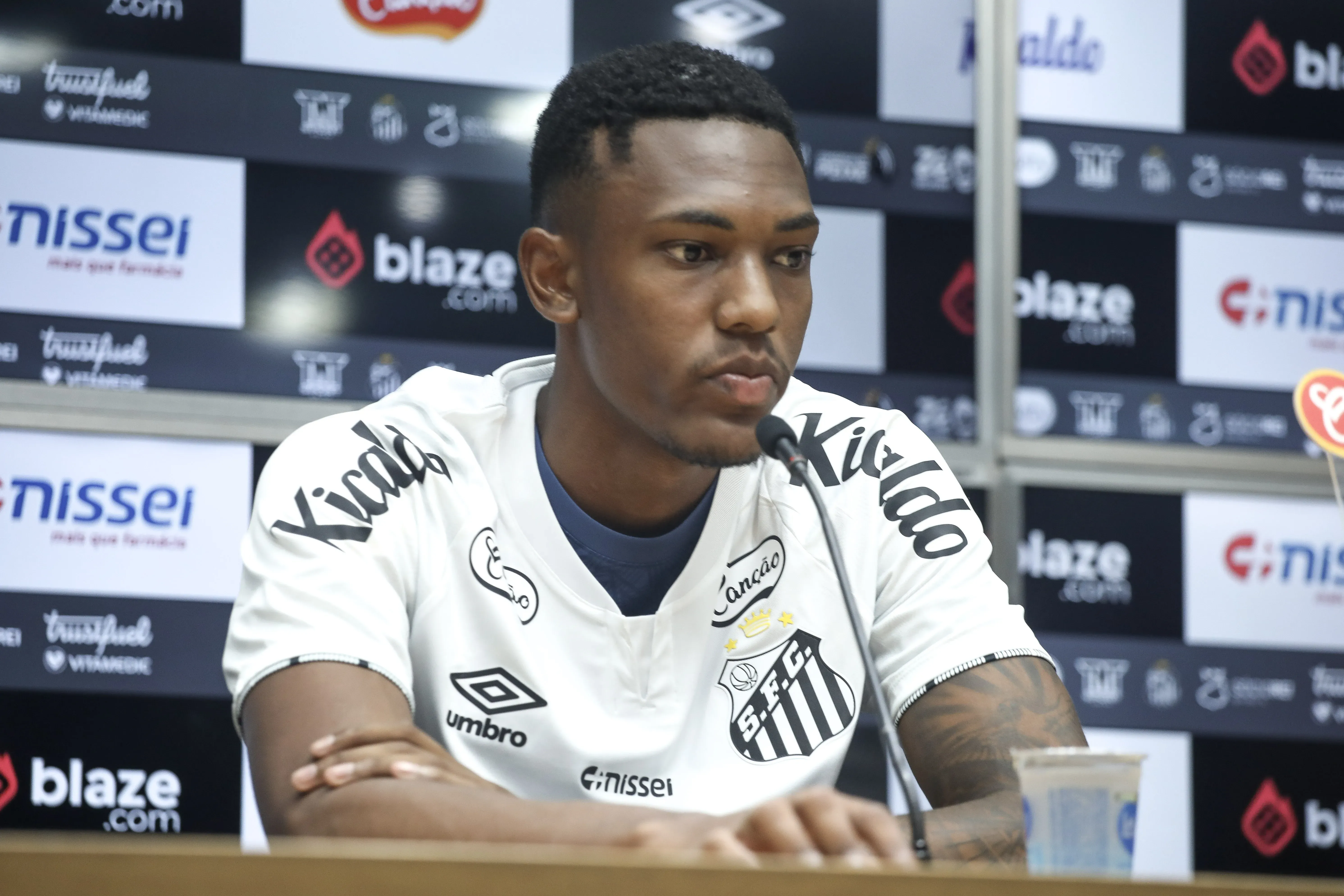 SP – SANTOS – 14/01/2025 – SANTOS, APRESENTACAO ZE IVALDO E LUISAO – Luisao posa para fotos durante sua apresentacao oficial como jogador do Santos em coletiva de imprensa realizada na Vila Belmiro, nesta terca-feira (14). Foto: Reinaldo Campos/AGIF