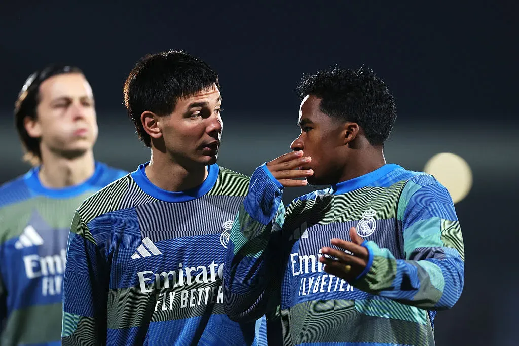 Franco Mastantuono e Endrick durante o aquecimento do Real Madrid. (Photo by Florencia Tan Jun/Getty Images)