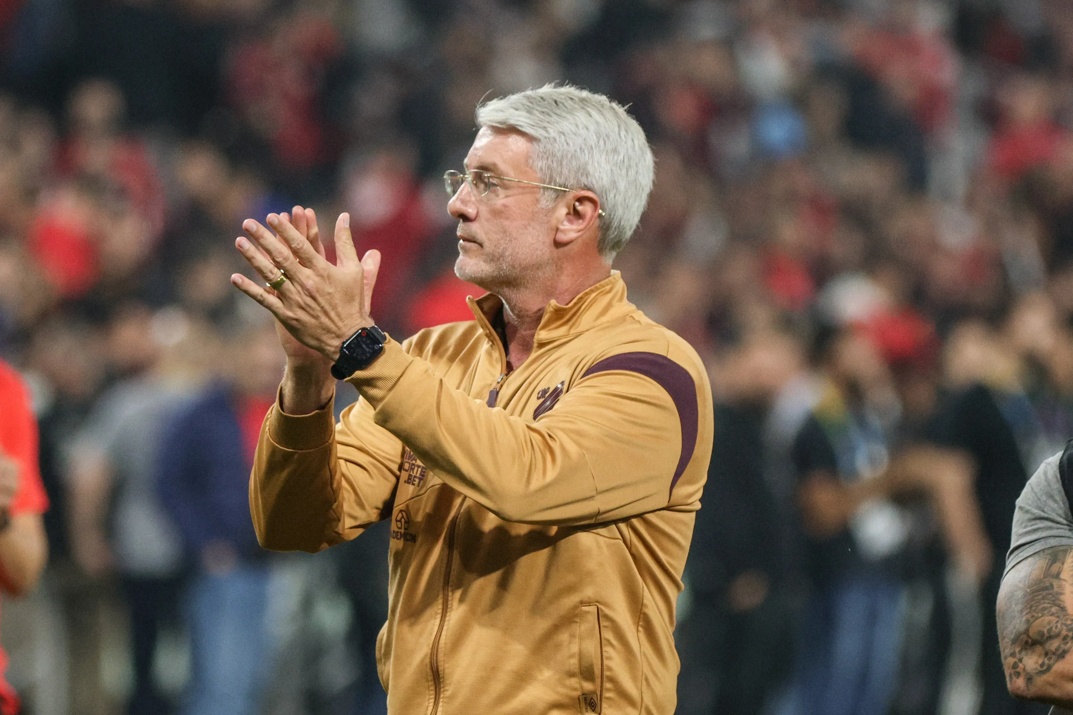 PR – CURITIBA – 23/11/2025 – BRASILEIRO B 2025, ATHLETICO-PR X AMERICA-MG – Odair Hellmann tecnico do Athletico-PR comemora acesso a Serie A do Campeonato Brtasileiro apos a partida contra o America-MG no estadio Arena da Baixada pelo campeonato Brasileiro B 2025. Foto: Robson Mafra/AGIF