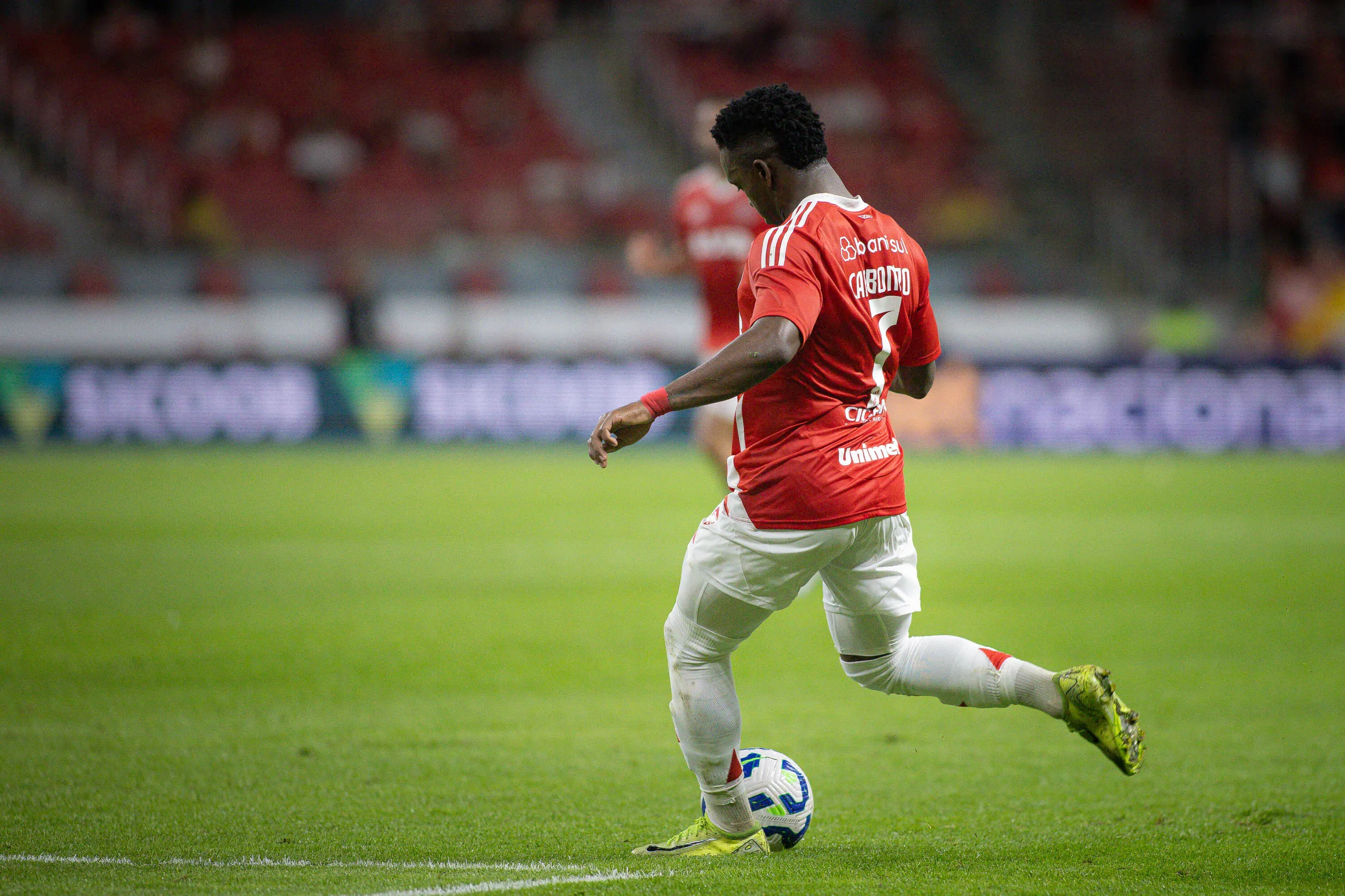 Johan Carbonero, jogador do Internacional, durante partida contra o Fortaleza – Foto: Maxi Franzoi/AGIF