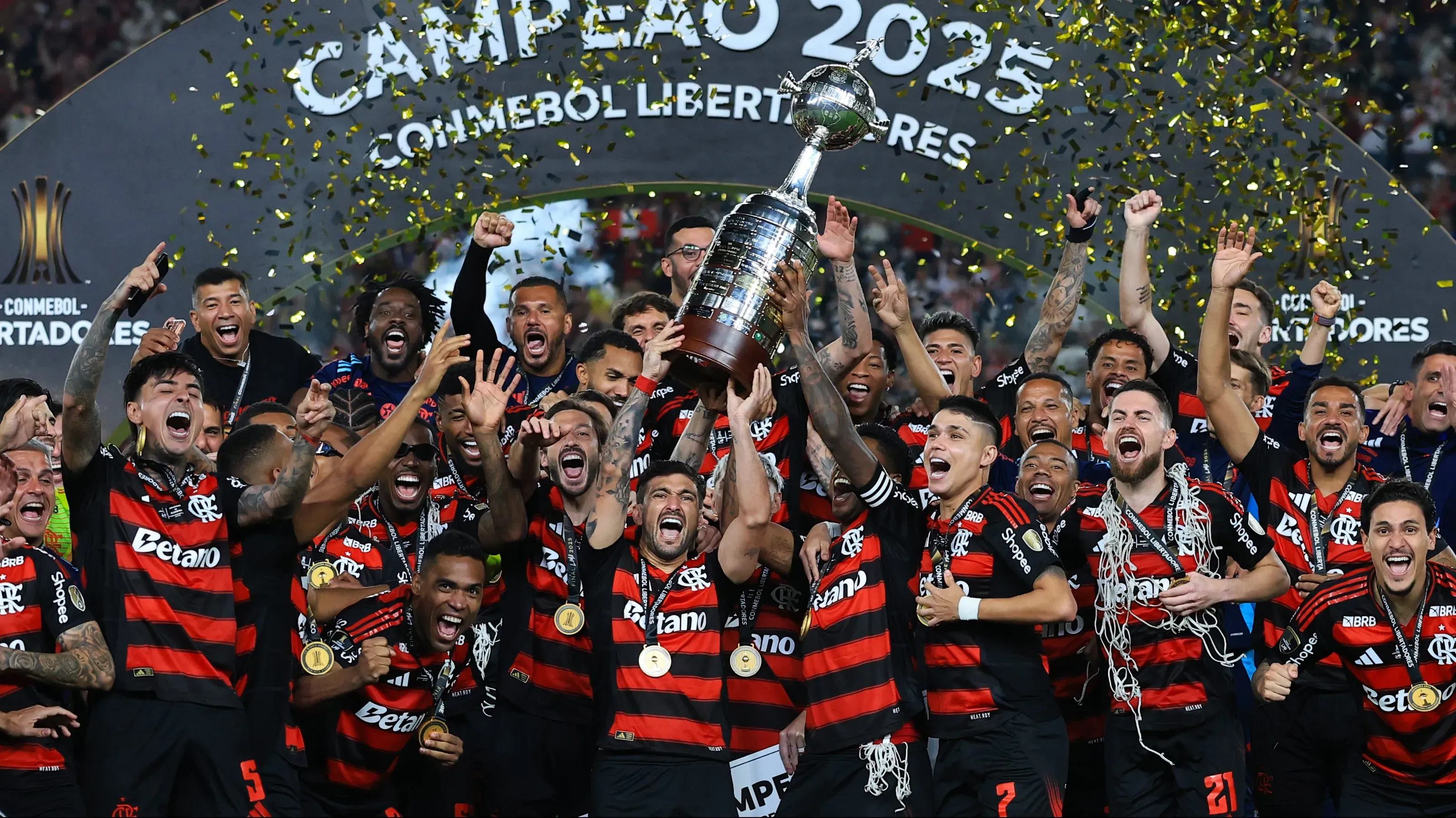 Elenco do Flamengo levantando taça da Libertadores 2025. (Photo by Buda Mendes/Getty Images)