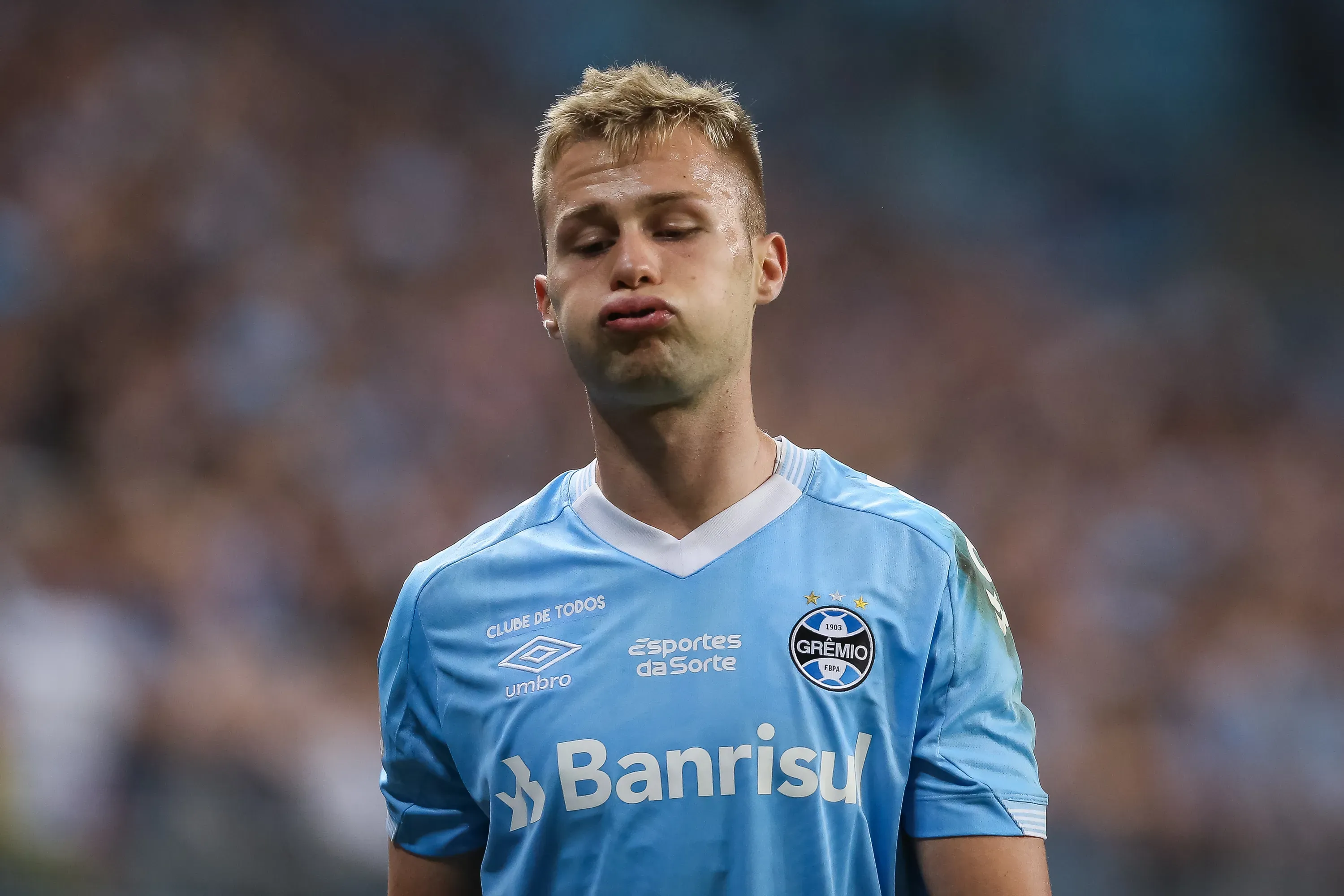 Ronald jogador do Gremio deixa o campo apos partida contra o Atletico-MG no estadio Arena do Gremio pelo campeonato Brasileiro A 2023. Foto: Pedro H. Tesch/AGIF