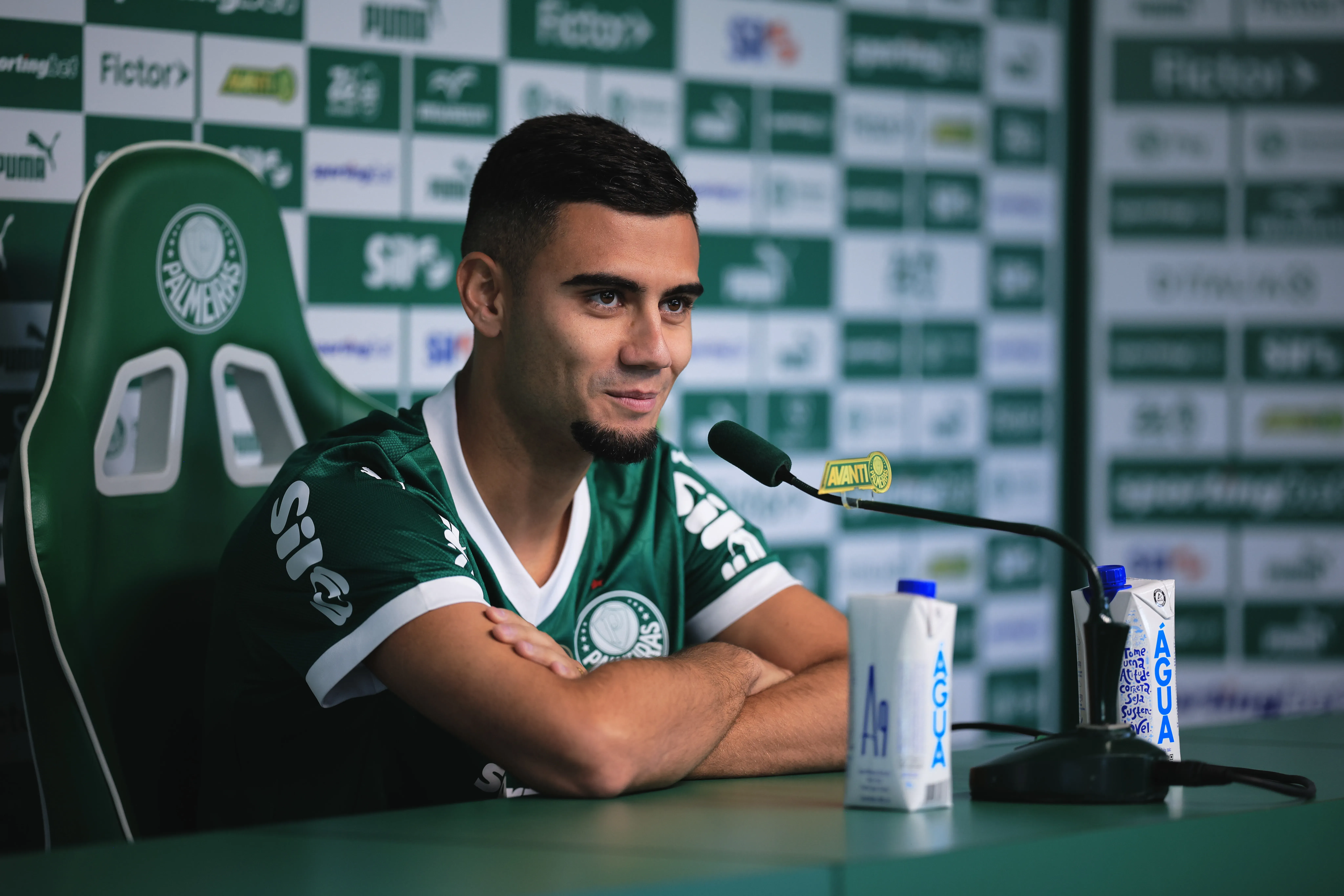 almeSP – SAO PAULO – 11/09/2025 – PALMEIRAS, APRESENTACAO ANDREAS PEREIRA – Andreas Pereira fala aos jornalista durante sua apresentacao oficial como jogador do Palmeiras em coletiva de imprensa realizada no CT Academia de Futebol. Foto: Ettore Chiereguini/AGIF