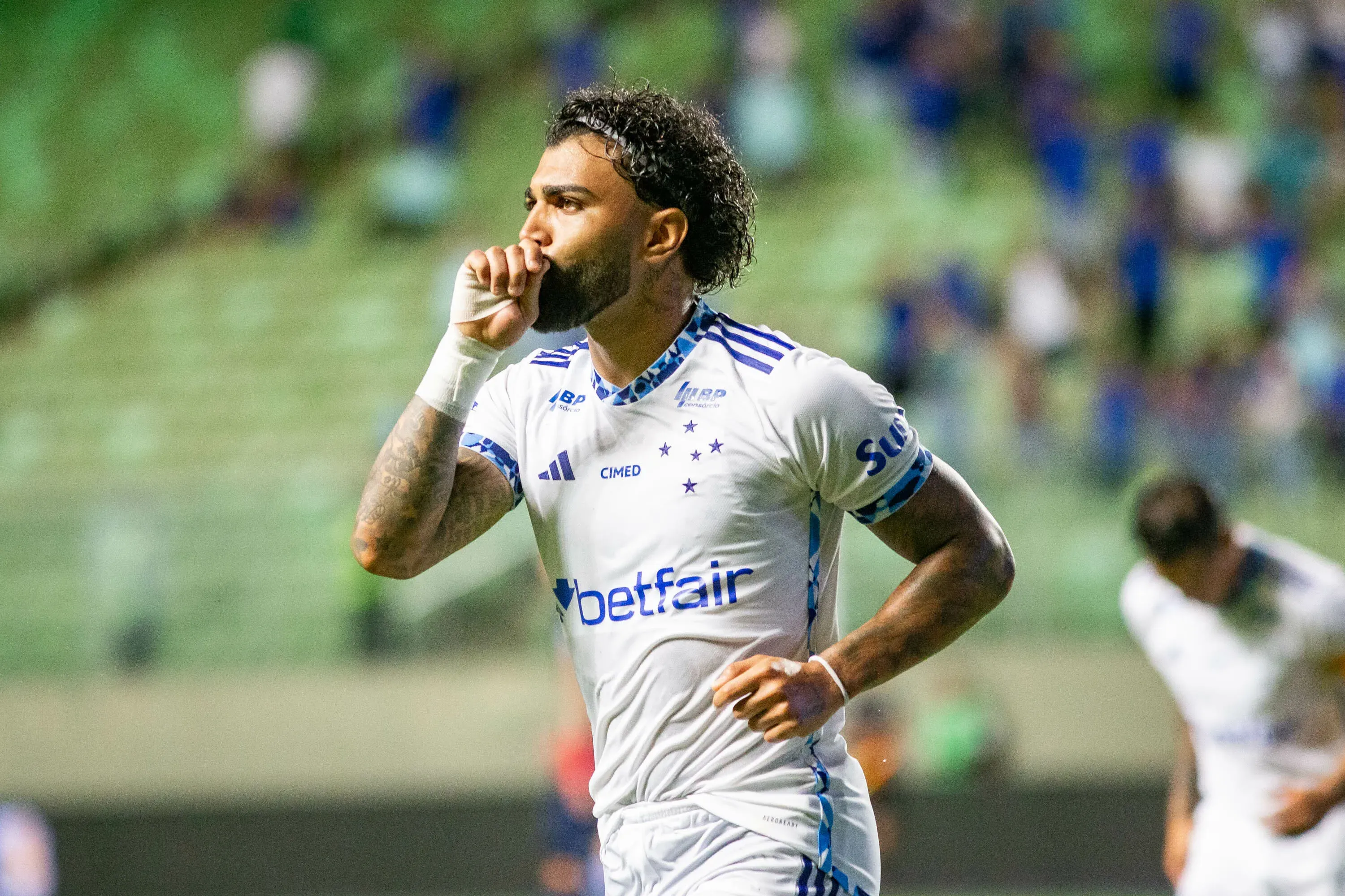 MG – BELO HORIZONTE – 30/01/2025 – MINEIRO 2025, ITABIRITO X CRUZEIRO – Gabigol jogador do Cruzeiro comemora seu gol durante partida contra o Itabirito no estadio Independencia pelo campeonato Mineiro 2025. Foto: Fernando Moreno/AGIF