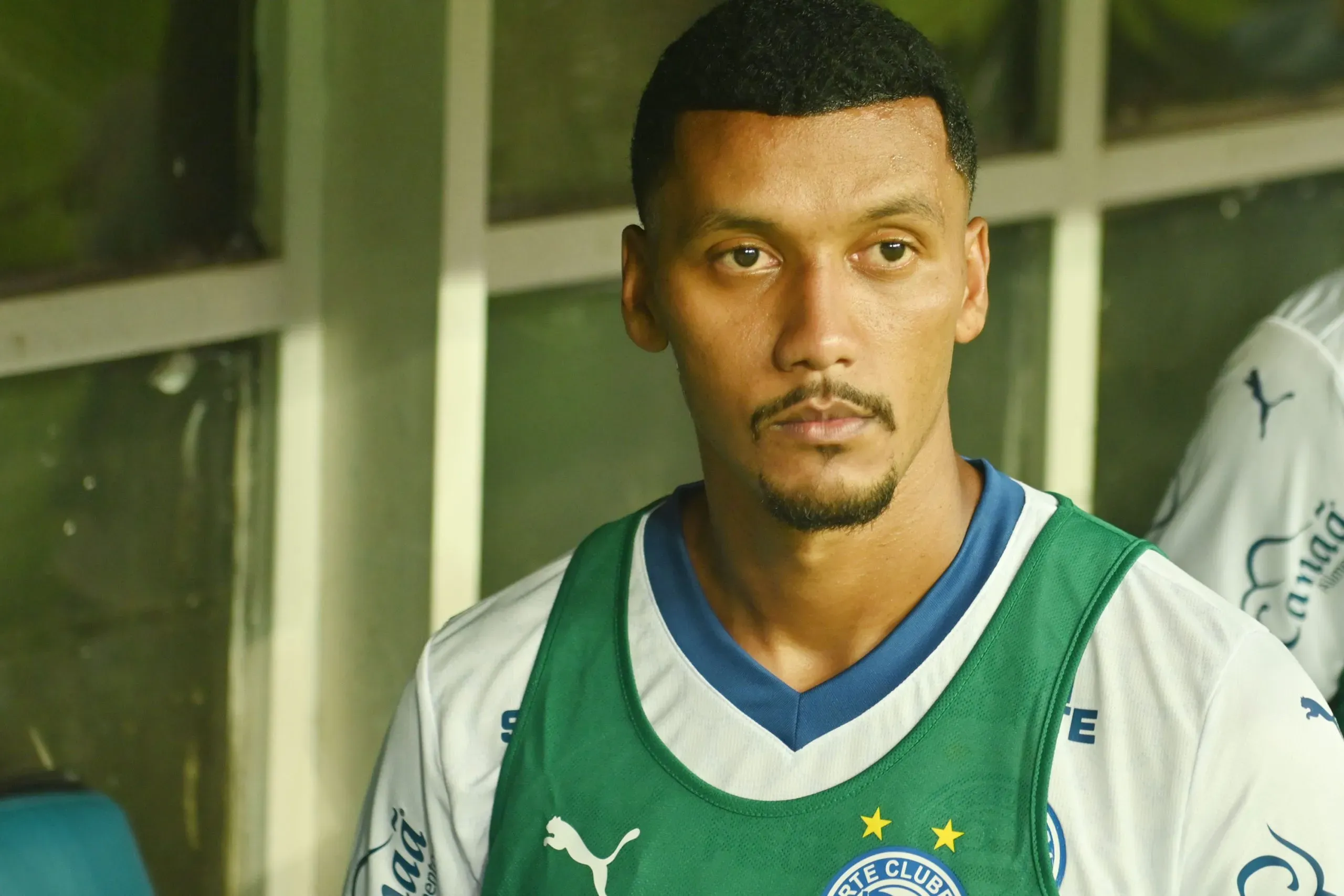 BA – SALVADOR – 30/03/2025 – BRASILEIRO A 2025, BAHIA X CORINTHIANS – Rezende, jogador do Bahia durante execucao do hino nacional antes da partida contra o Corinthians no estadio Arena Fonte Nova pelo campeonato Brasileiro A 2025. Foto: Walmir Cirne/AGIF