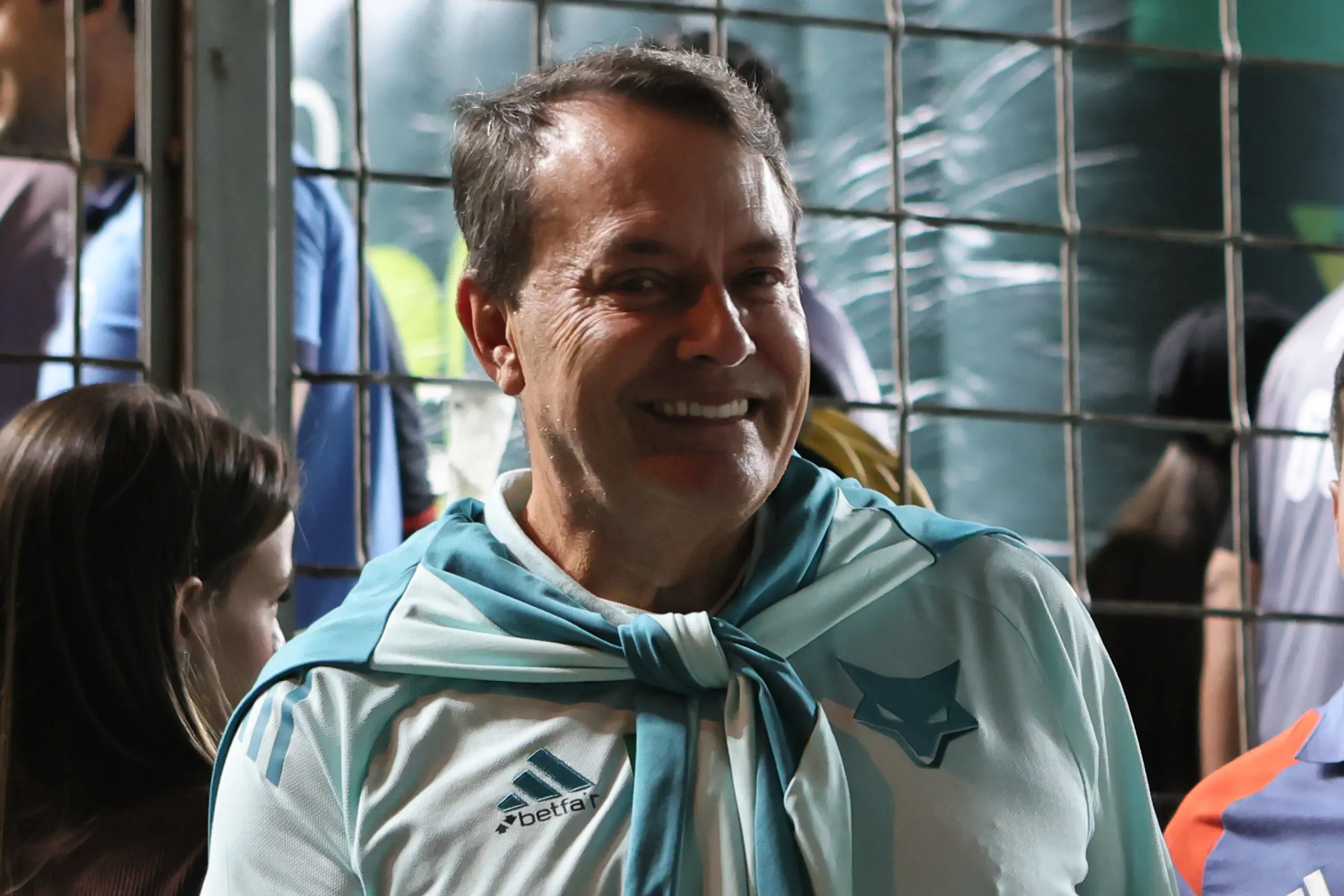 Pedro Lourenço acompanhando jogo do Cruzeiro – Foto: Gilson Lobo/AGIF