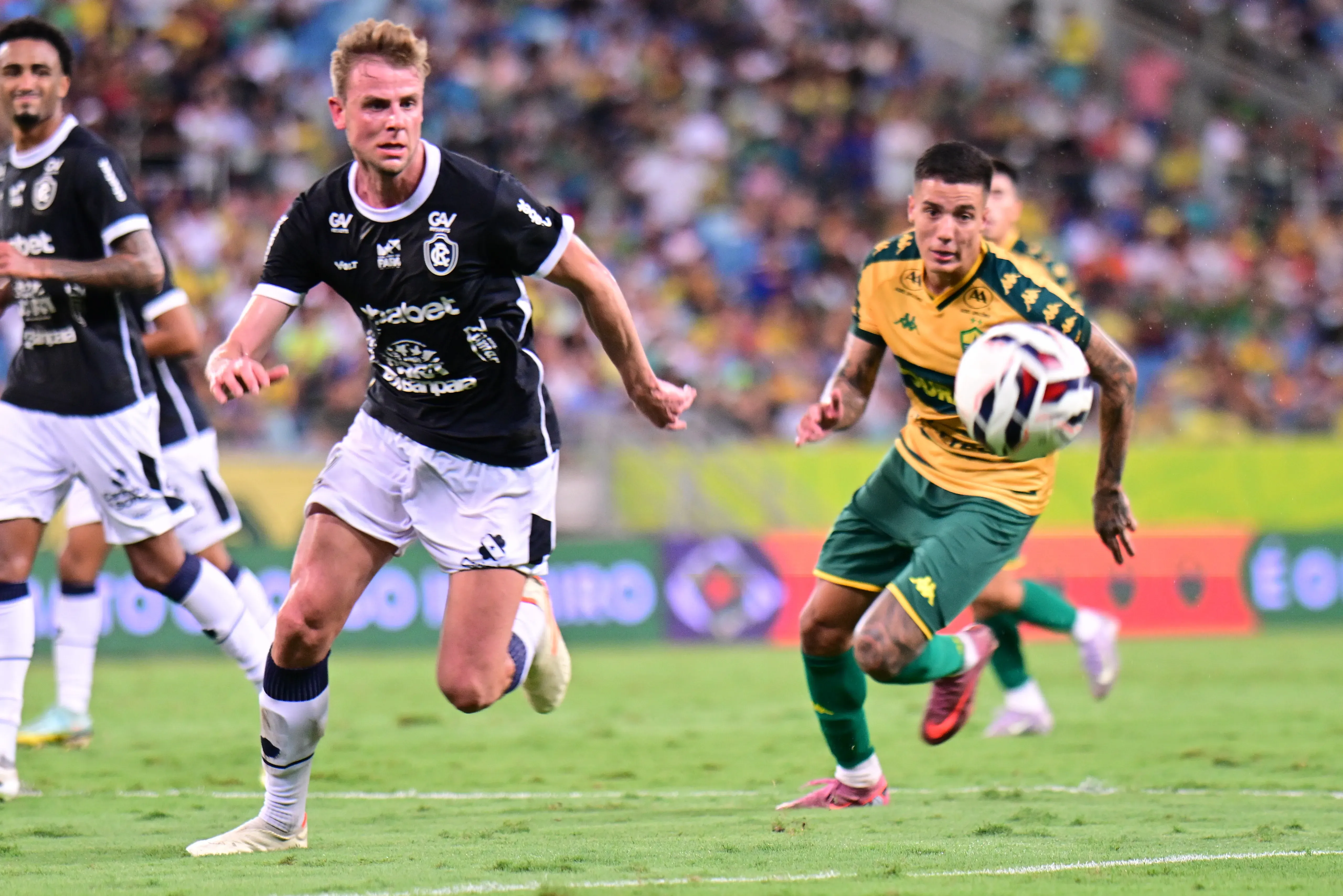 Carlos Alberto jogador do Cuiaba disputa lance com William Klaus jogador do Remo durante partida no estadio Arena Pantanal pelo campeonato Brasileiro B 2025. Foto: Francisco Alves/AGIF