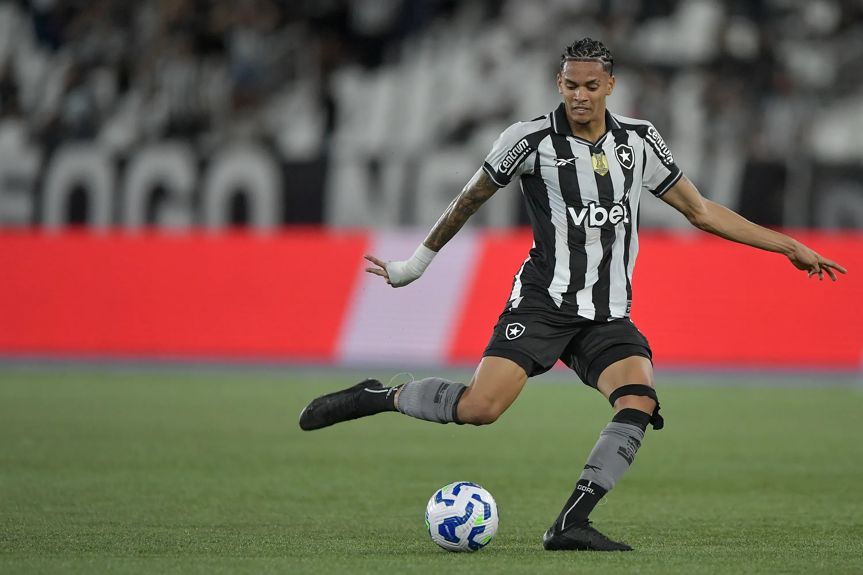 Newton jogador do Botafogo durante partida contra o Bragantino no estadio Engenhao pelo campeonato Brasileiro A 2025. Foto: Thiago Ribeiro/AGIF