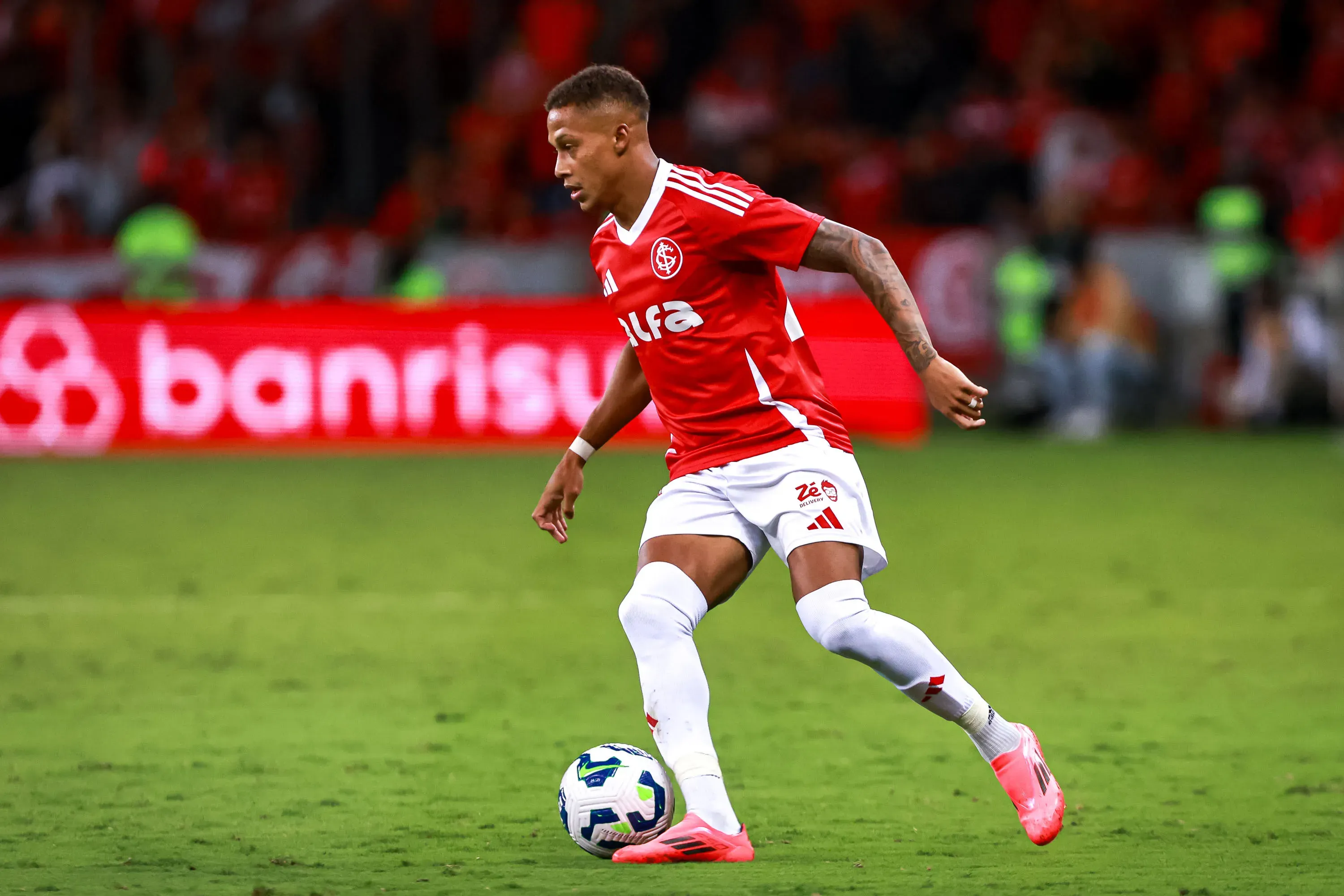 Vitinho pode sair do Internacional – Foto: Maxi Franzoi/AGIF.