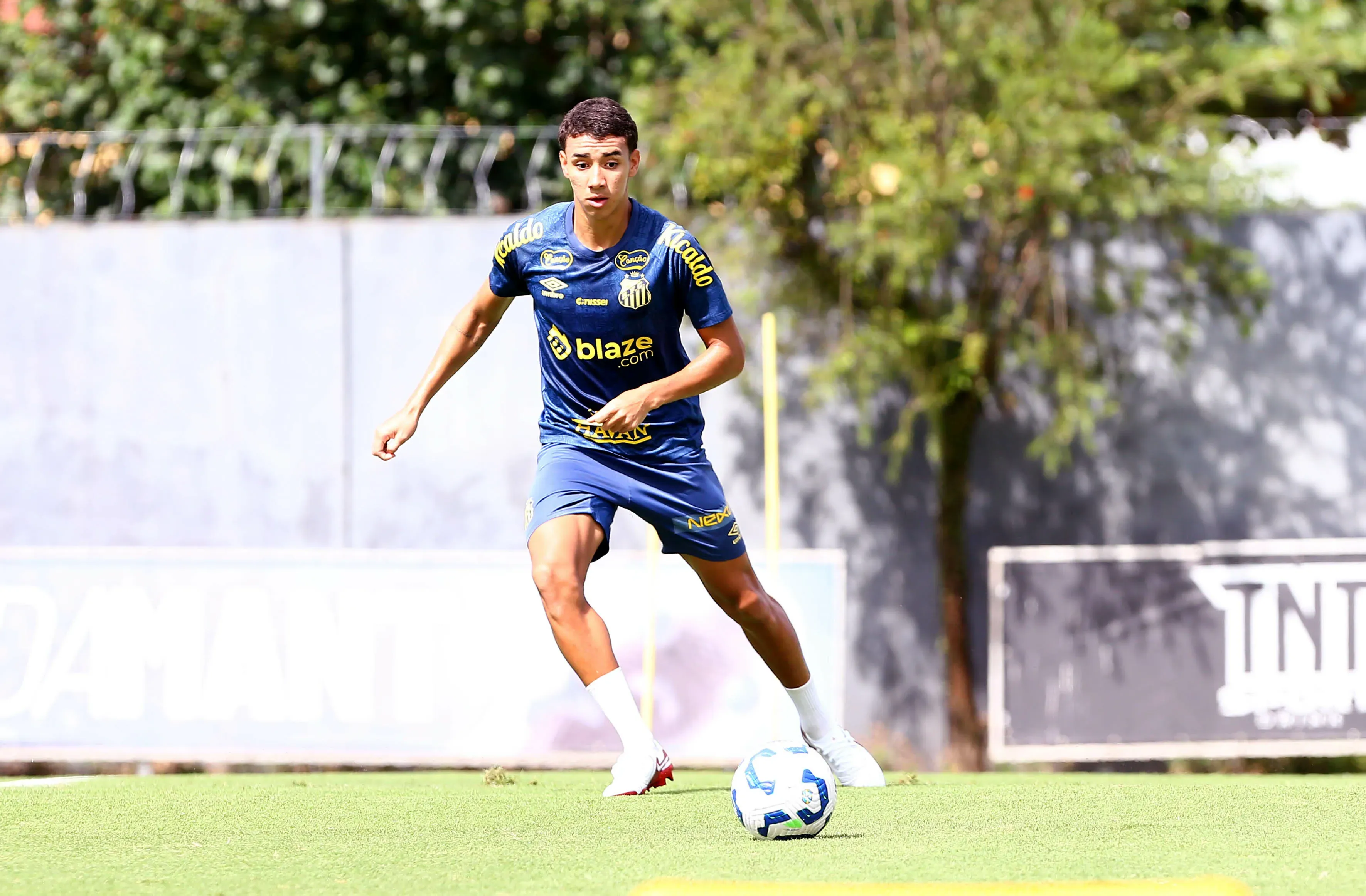 SP – SANTOS – 09/04/2025 – SANTOS, TREINO – Treino do Santos FC nesta manha no CT Rei Pele na baixada santista, na foto o meia Gabriel Bontempo. Foto: Mauricio De Souza/AGIF