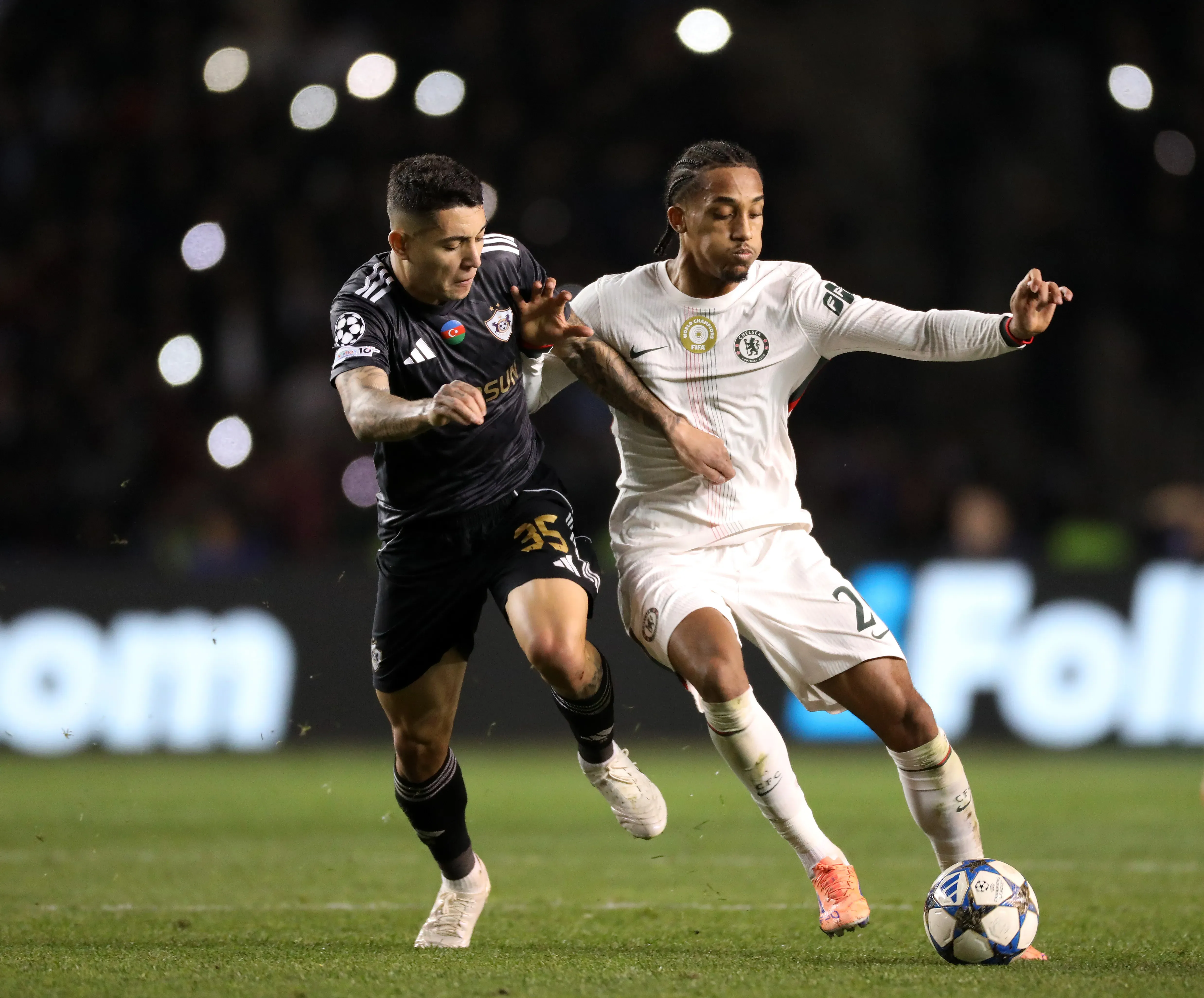 Pedro Bicalho, do Qarabag, em confronto contra o Chelsea de João Pedro pela Champions League.. Foto: Aziz Karimov/Getty Images