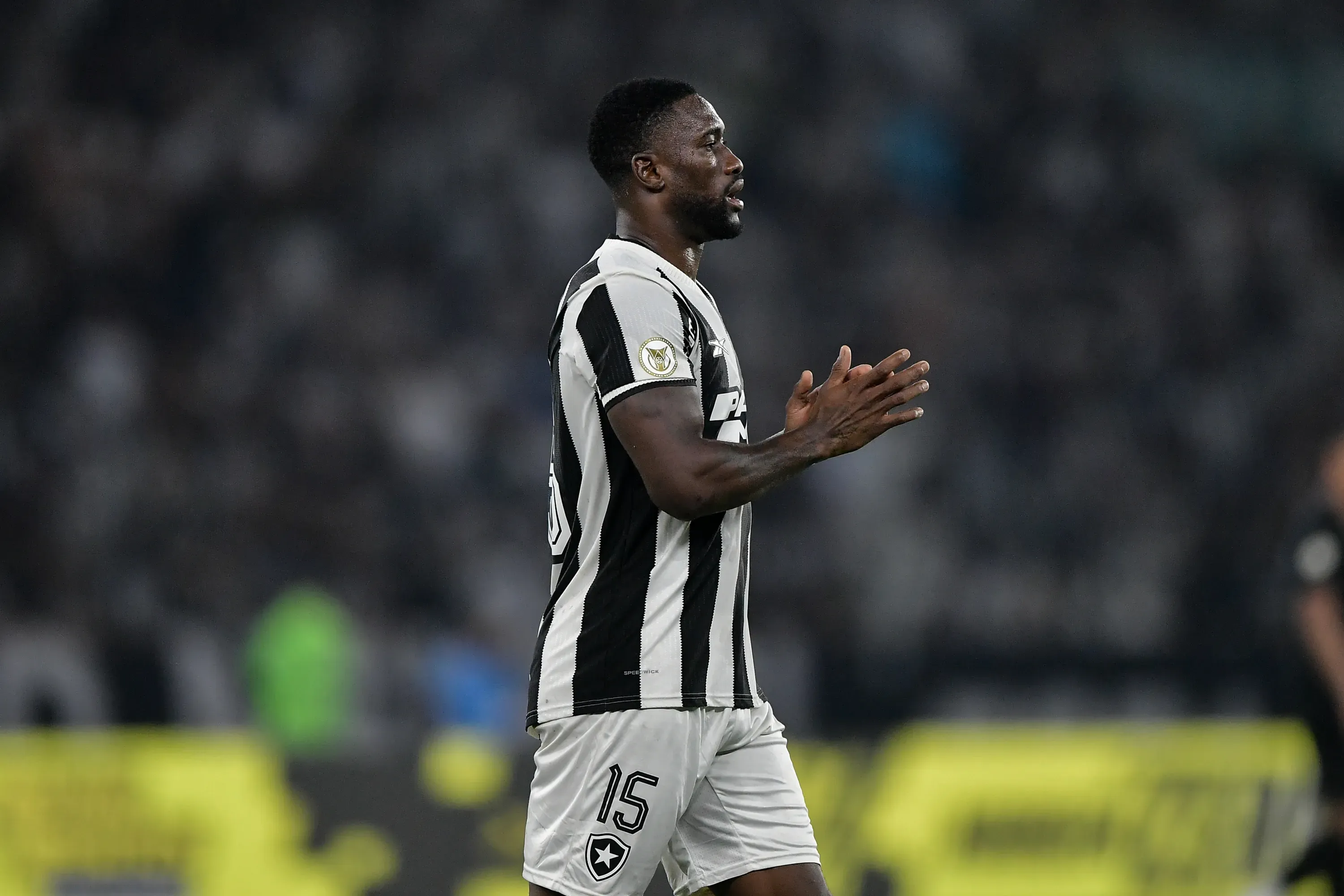 Bastos jogador do Botafogo durante partida contra o Corinthians no estadio Engenhao pelo campeonato Brasileiro A 2024. Foto: Thiago Ribeiro/AGIF