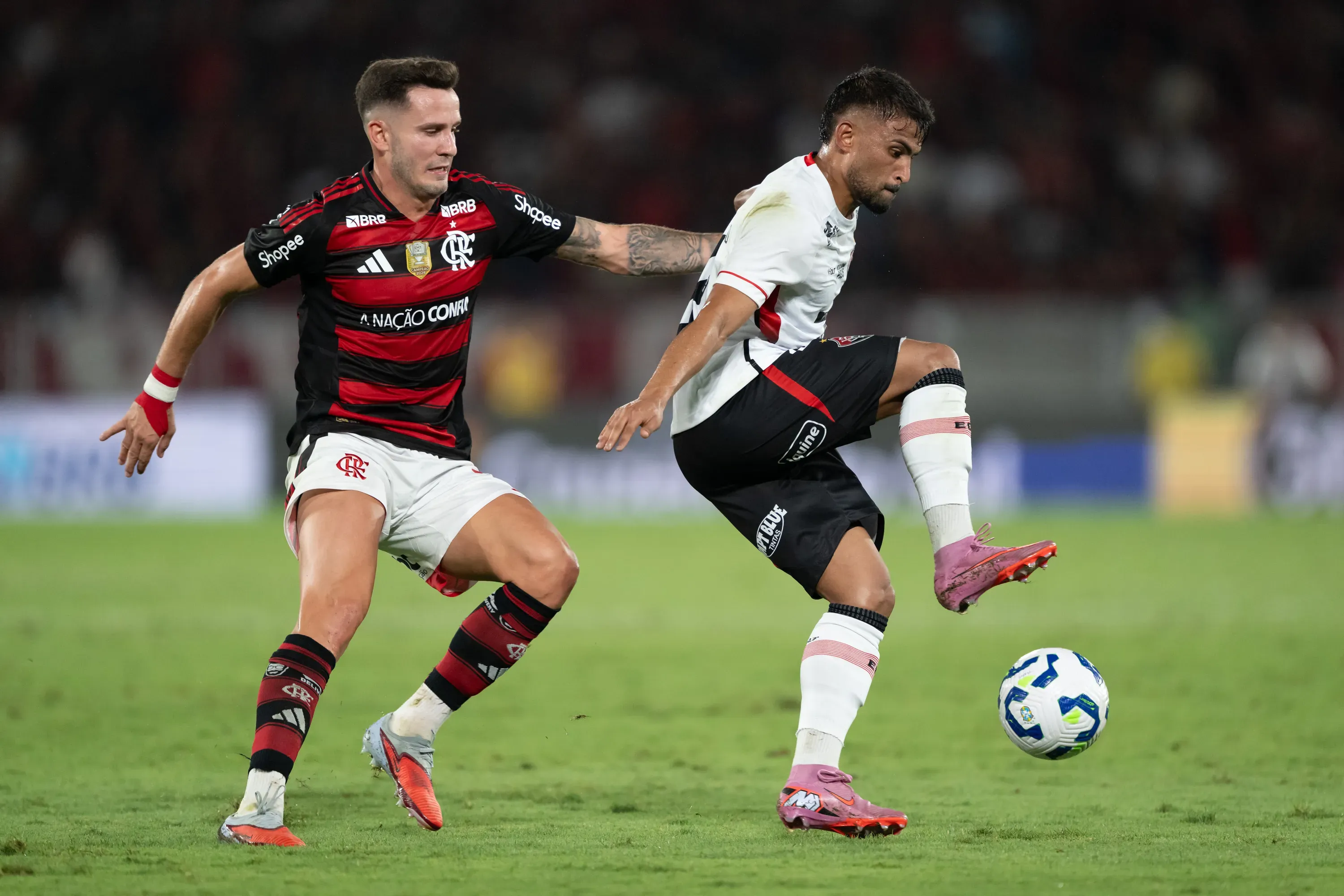 Saul jogador do Flamengo disputa lance com Ronald jogador do Vitoria durante partida no estadio Maracana pelo campeonato Brasileiro A 2025. Foto: Jorge Rodrigues/AGIF