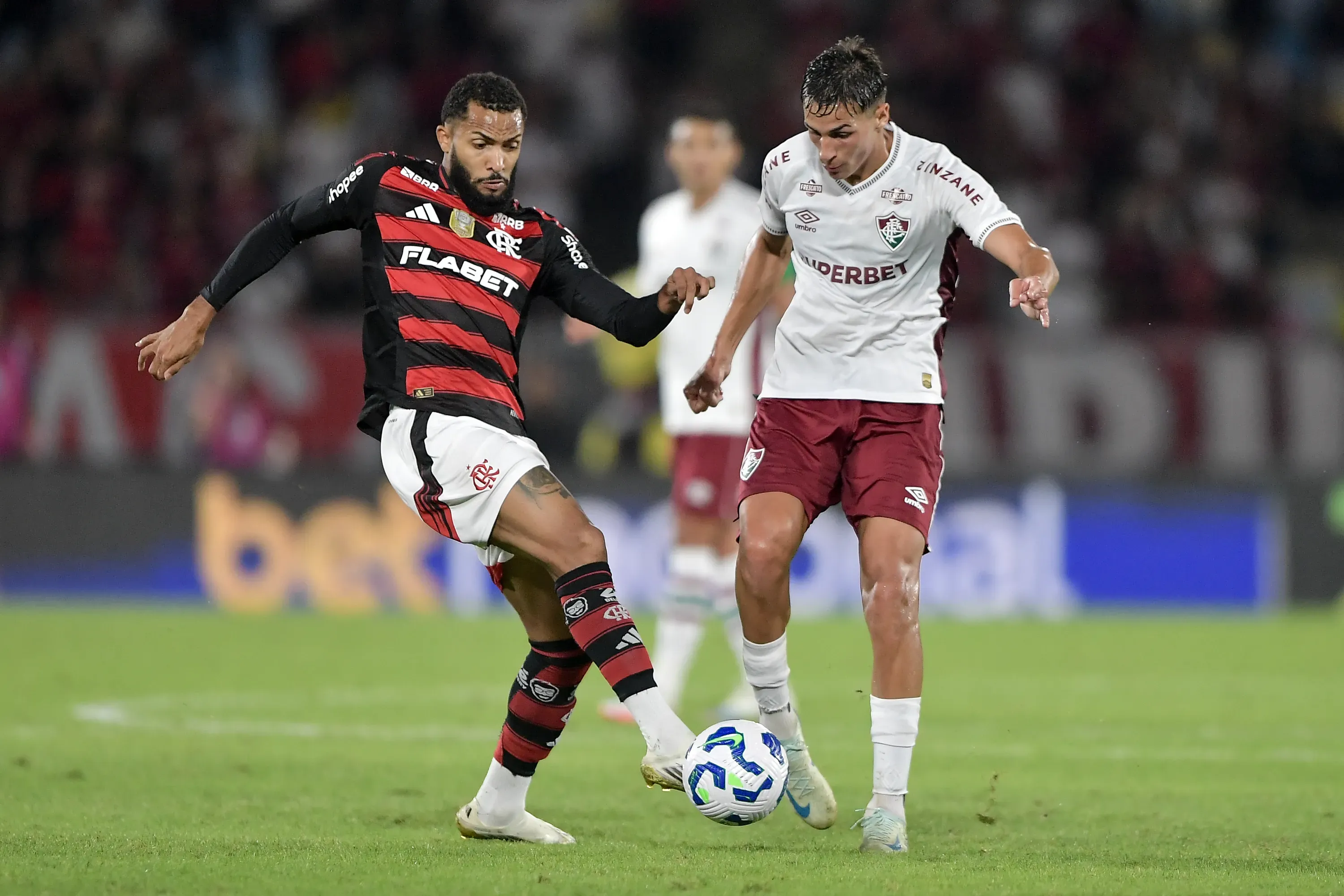 Juninho jogador do Flamengo disputa lance com Bernal jogador do Fluminense durante partida no estadio Maracana pelo campeonato Brasileiro A 2025. Foto: Thiago Ribeiro/AGIF