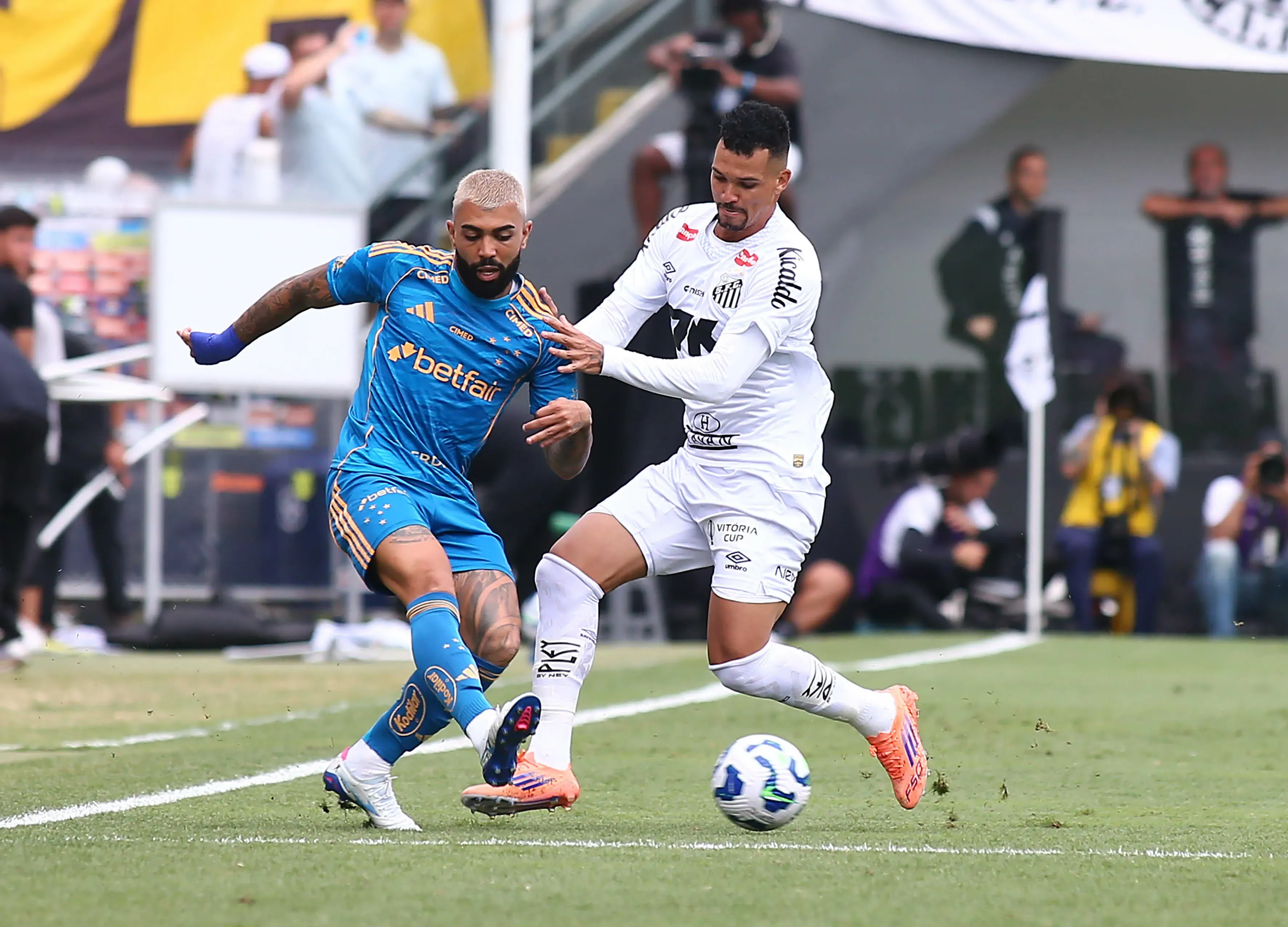 Ze Ivaldo jogador do Santos disputa lance com Gabigol jogador do Cruzeiro durante partida no estadio Vila Belmiro pelo campeonato Brasileiro A 2025. Foto: Mauricio De Souza/AGIF