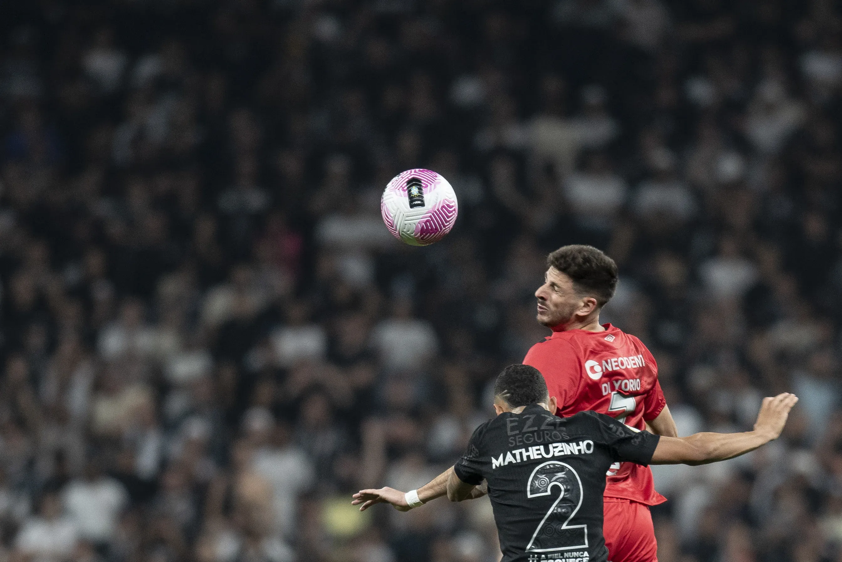 Matheuzinho jogador do Corinthians disputa lance com Lucas di Yorio jogador do Athletico-PR durante partida no estadio Arena Corinthians pelo campeonato Brasileiro A 2024. Foto: Anderson Romao/AGIF