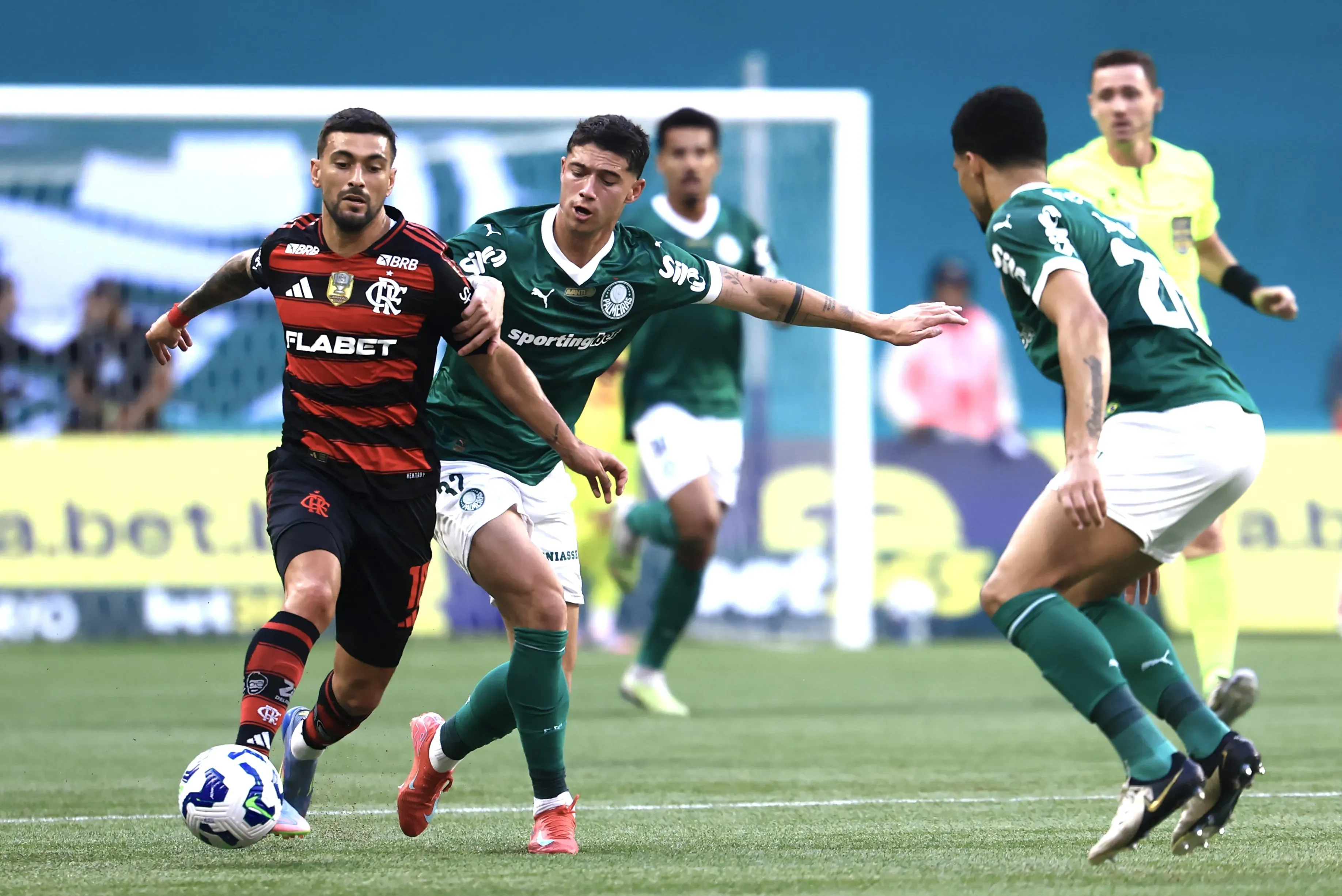 Emiliano martinez jogador do Palmeiras disputa lance com De Arrascaeta jogador do Flamengo durante partida no estadio Arena Allianz Parque pelo campeonato Brasileiro A 2025. Foto: Marcello Zambrana/AGIF