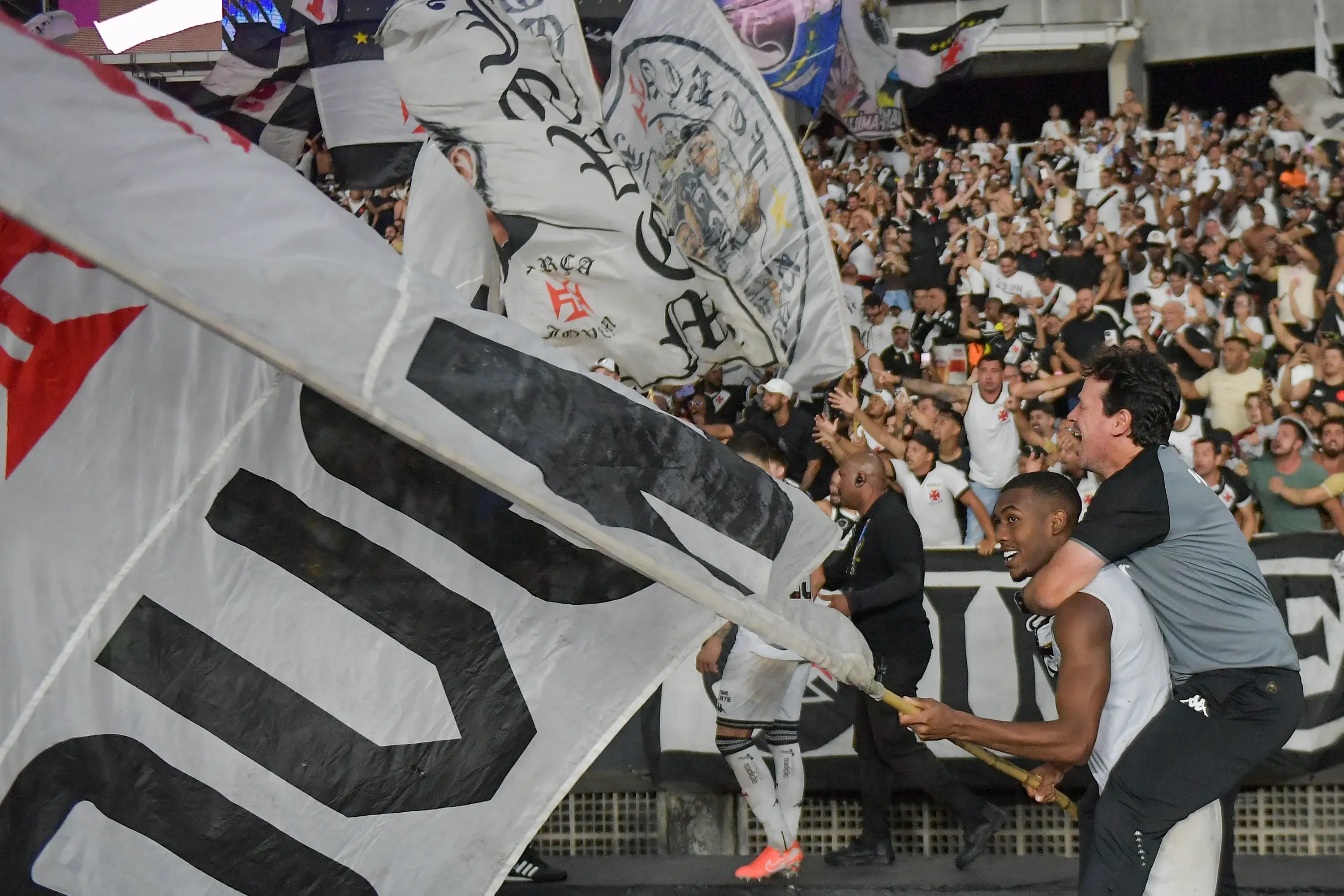 Rayan Jogador e Fernando Diniz tecnico do Vasco comemoram vitoria ao final da partida contra o Botafogo no estadio Engenhao pelo campeonato Copa Do Brasil 2025. Foto: Thiago Ribeiro/AGIF