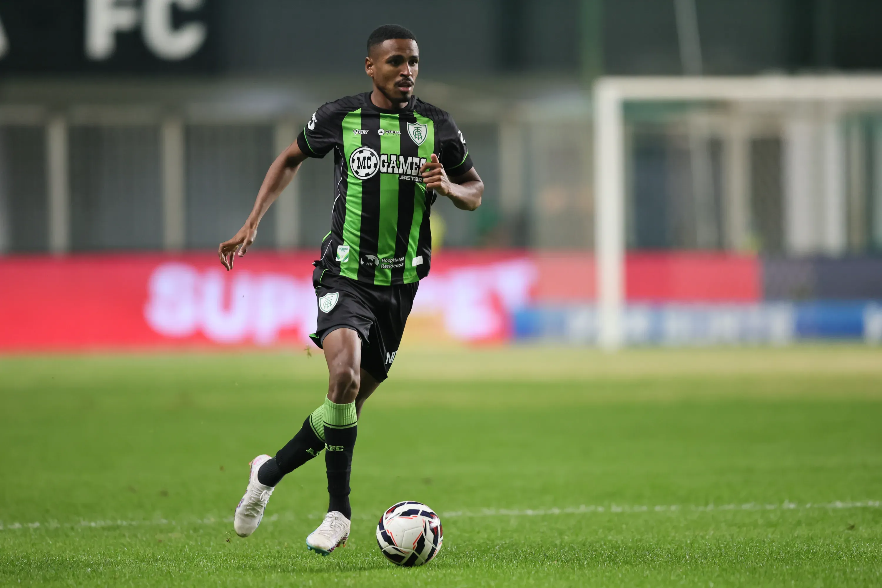 MG – BELO HORIZONTE – 07/07/2025 – BRASILEIRO B 2025, AMERICA-MG X ATHLETIC CLUB – Miqueias jogador do America-MG durante partida contra o Athletic Club no estadio Independencia pelo campeonato Brasileiro B 2025. Foto: Gilson Lobo/AGIF