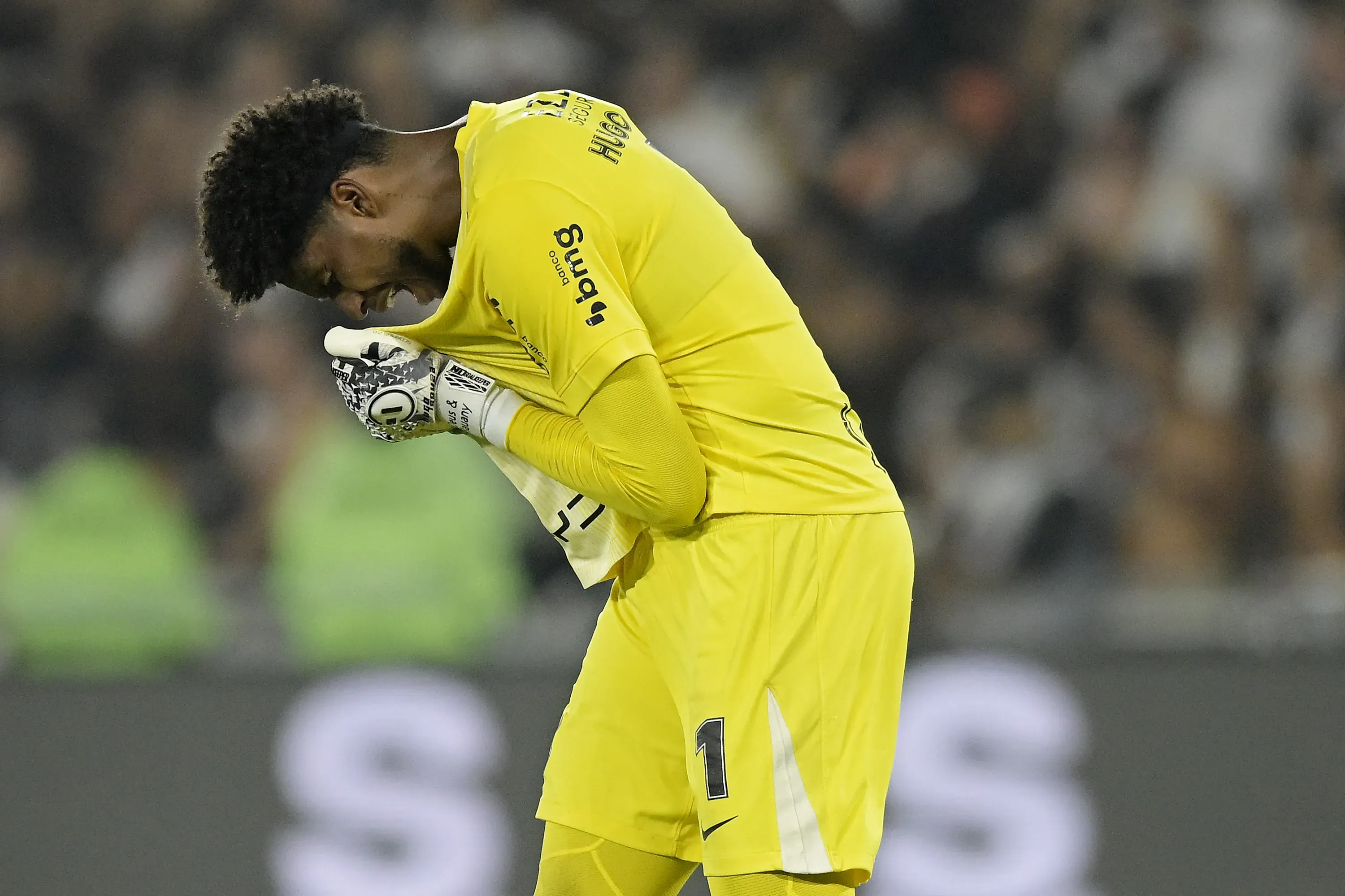 RJ – RIO DE JANEIRO – 21/12/2025 – COPA DO BRASIL 2025, VASCO X CORINTHIANS – Hugo Souza jogador do Corinthians comemora gol marcado por Menphis Depay durante partida contra o Vasco no estadio Maracana pelo campeonato Copa Do Brasil 2025. Foto: Alexandre Loureiro/AGIF
