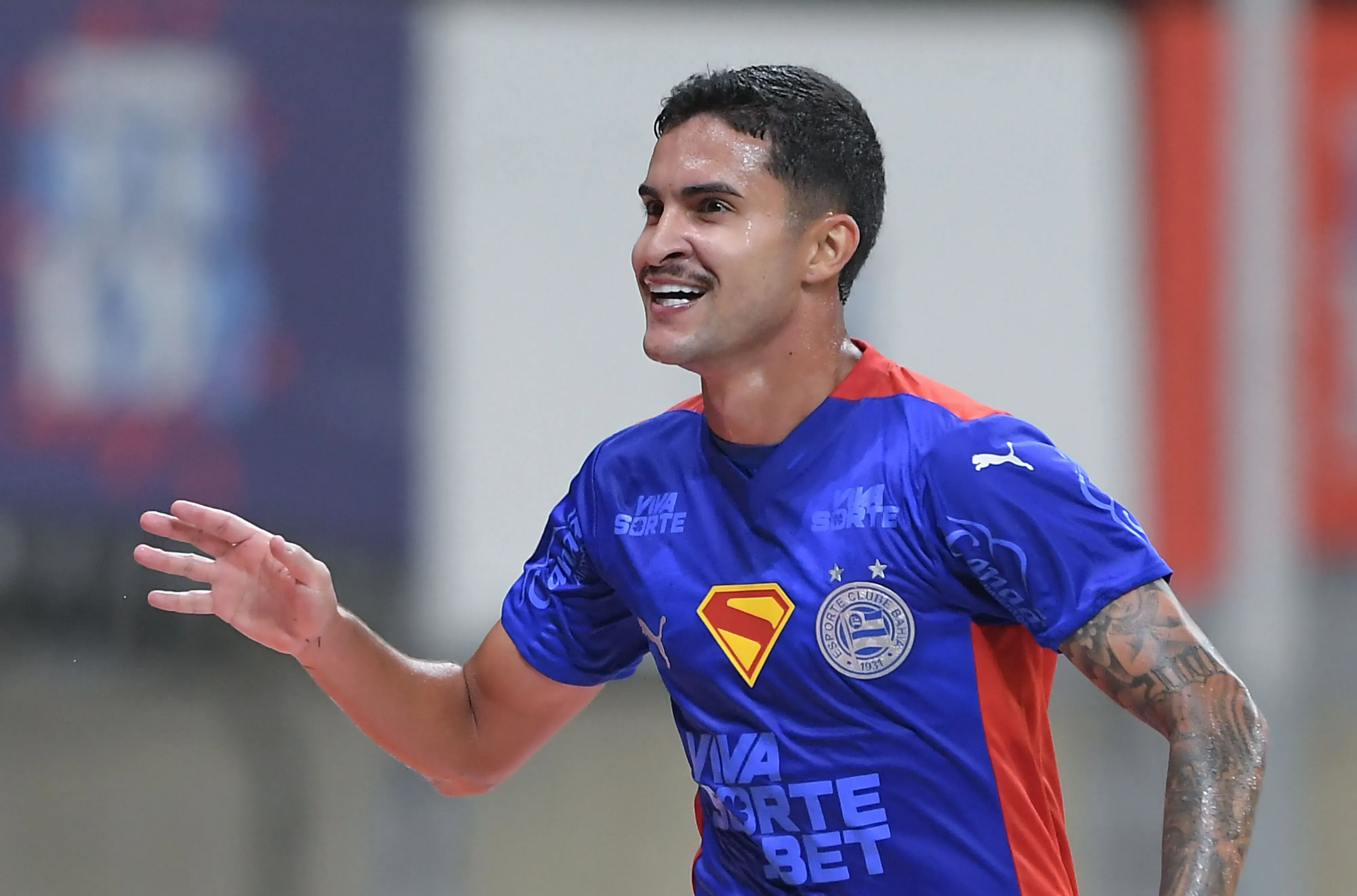 BA – SALVADOR – 19/10/2025 – BRASILEIRO A 2025, BAHIA X GREMIO – Rodrigo Nestor jogador do Bahia comemora seu gol durante partida contra o Gremio no estadio Arena Fonte Nova pelo campeonato Brasileiro A 2025. Foto: Jhony Pinho/AGIF