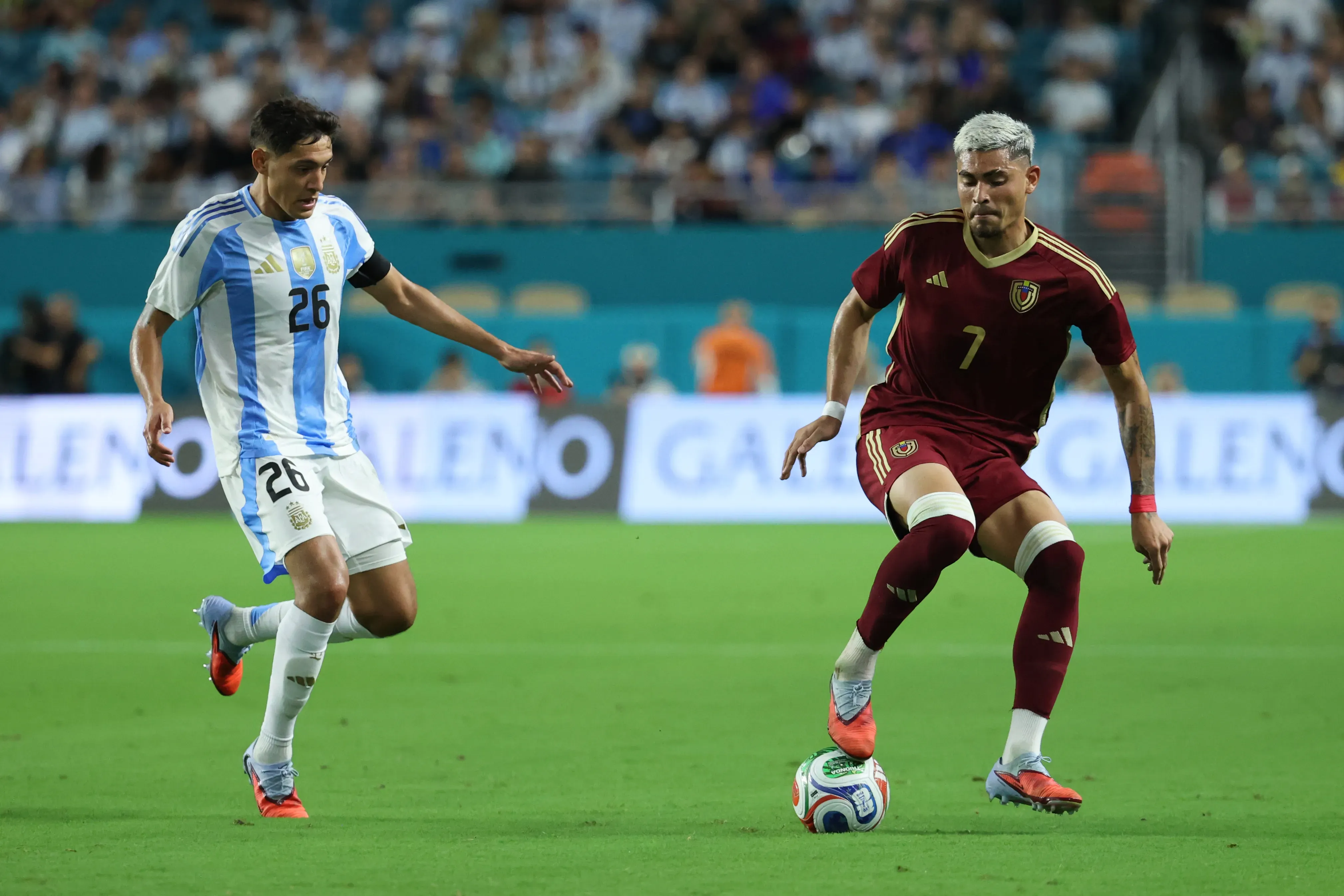 MIAMI GARDENS, FLORIDA – OCTOBER 10: Gleiker Mendoza of Venezuela controls the ball against Nahuel Molina of Argentina during the International Friendly between Argentina and Venezuela at Hard Rock Stadium on October 10, 2025 in Miami Gardens, Florida. (Photo by Leonardo Fernandez/Getty Images)