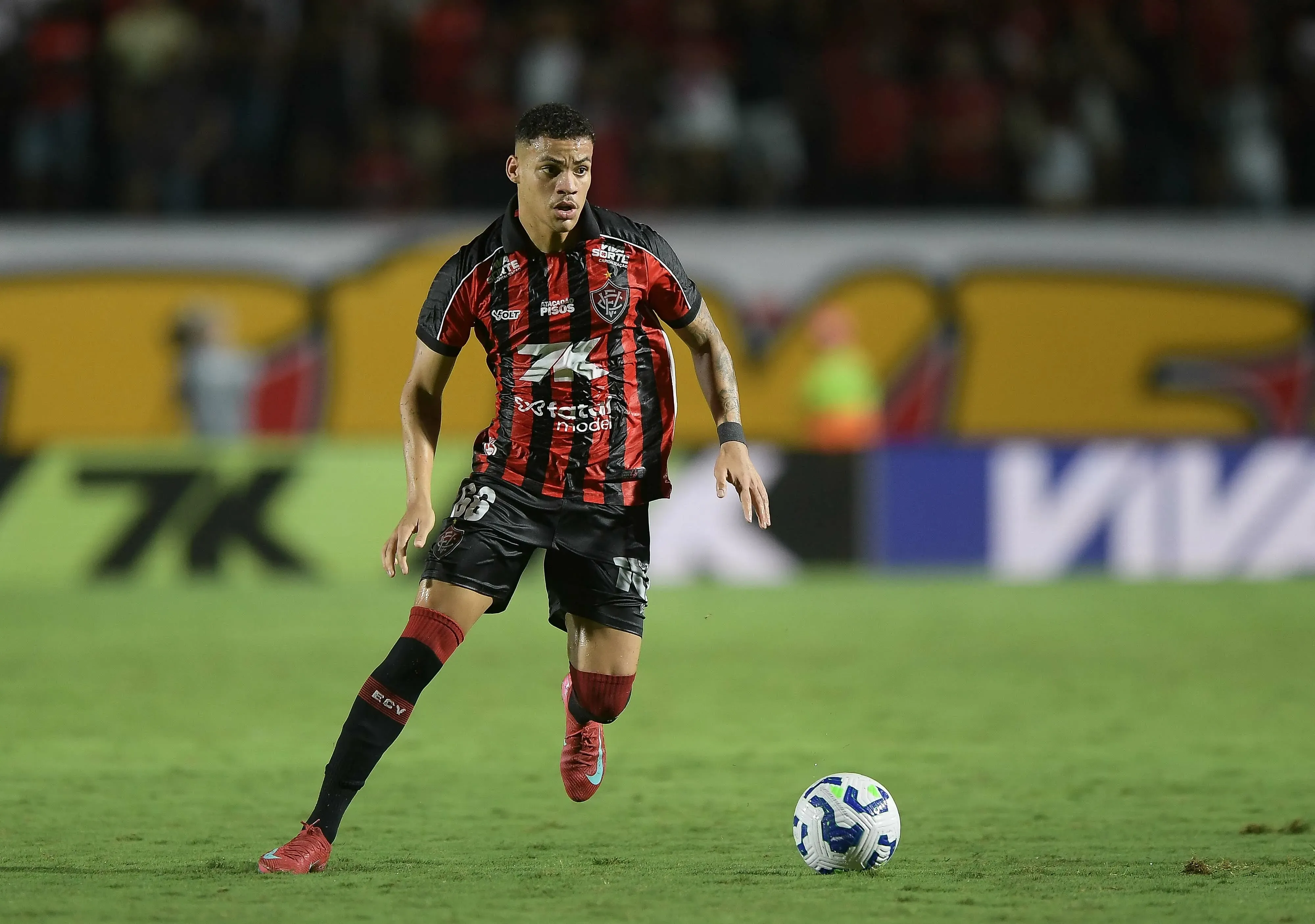 BA – SALVADOR – 05/11/2025 – BRASILEIRO A 2025, VITORIA X INTERNACIONAL – Maykon Jesus jogador do Vitoria durante partida contra o Internacional no estadio Barradao pelo campeonato Brasileiro A 2025. Foto: Jhony Pinho/AGIF