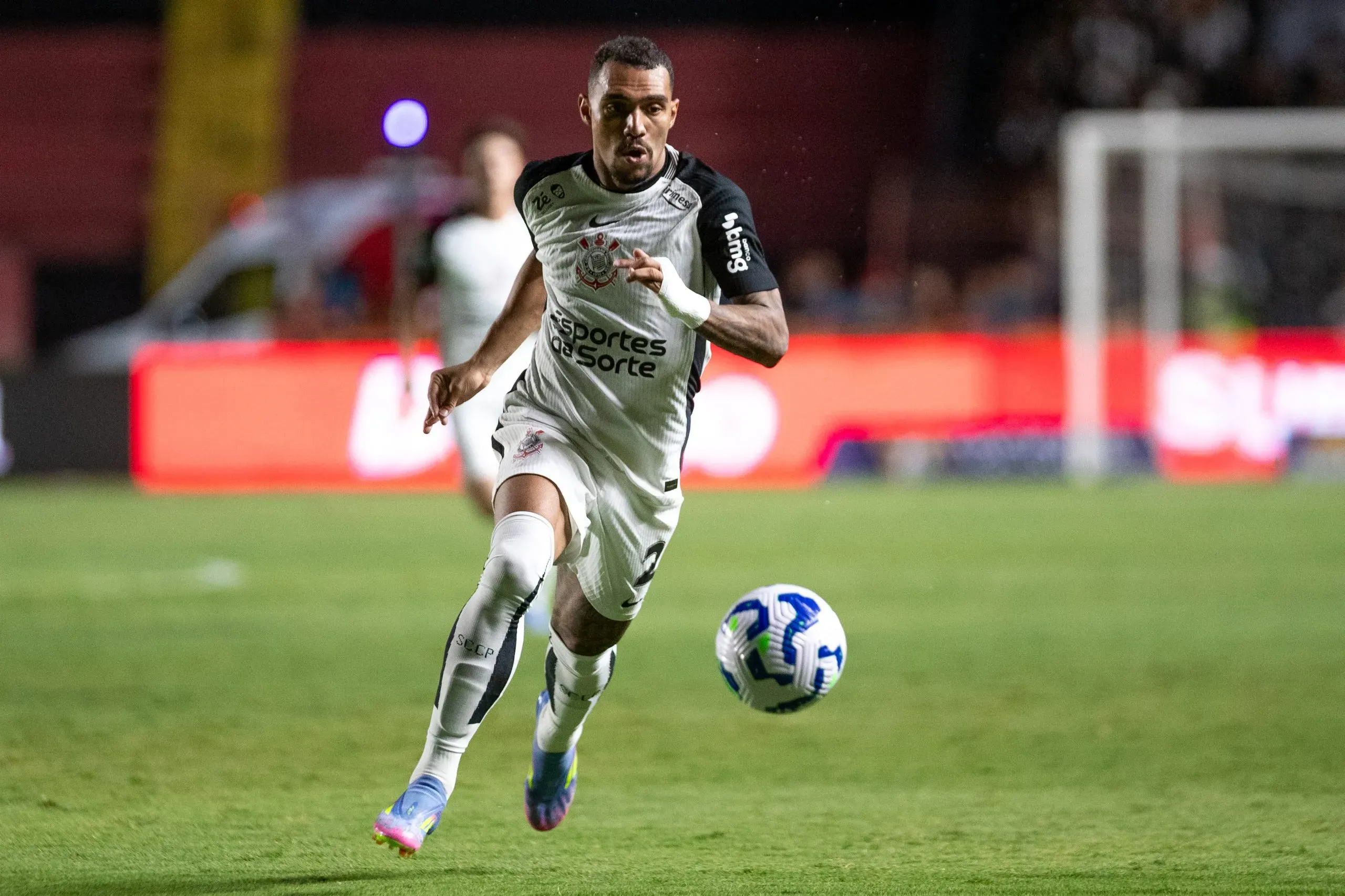 Matheuzinho durante partida contra o Sport no Campeonato Brasileiro de 2025. Foto: Rafael Vieira/AGIF