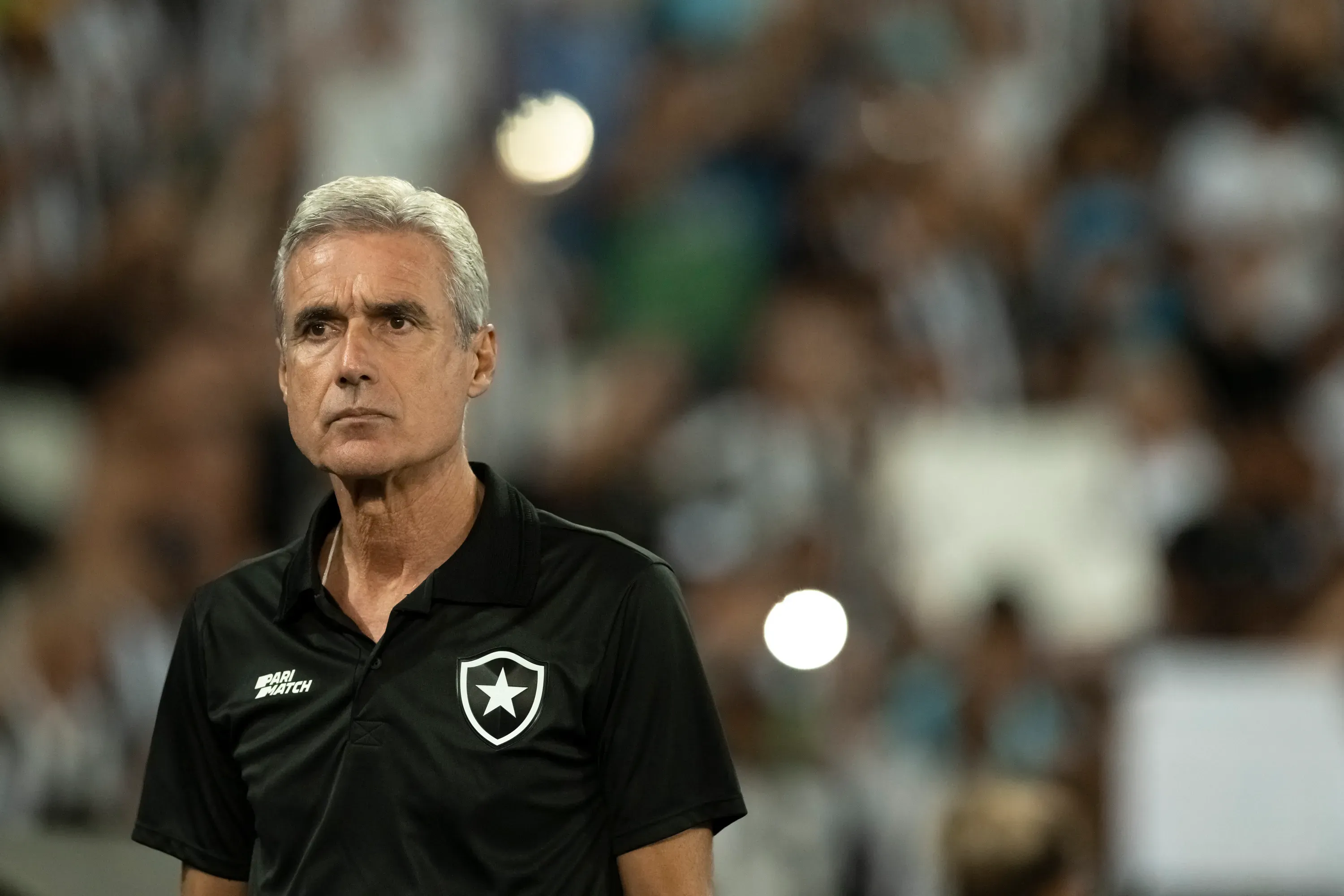 RJ – RIO DE JANEIRO – 04/05/2023 – COPA SUL-AMERICANA 2023, BOTAFOGO X LDU – Luis Castro tecnico do Botafogo durante partida contra o LDU no estadio Engenhao pelo campeonato Copa Sul-Americana 2023. Foto: Jorge Rodrigues/AGIF