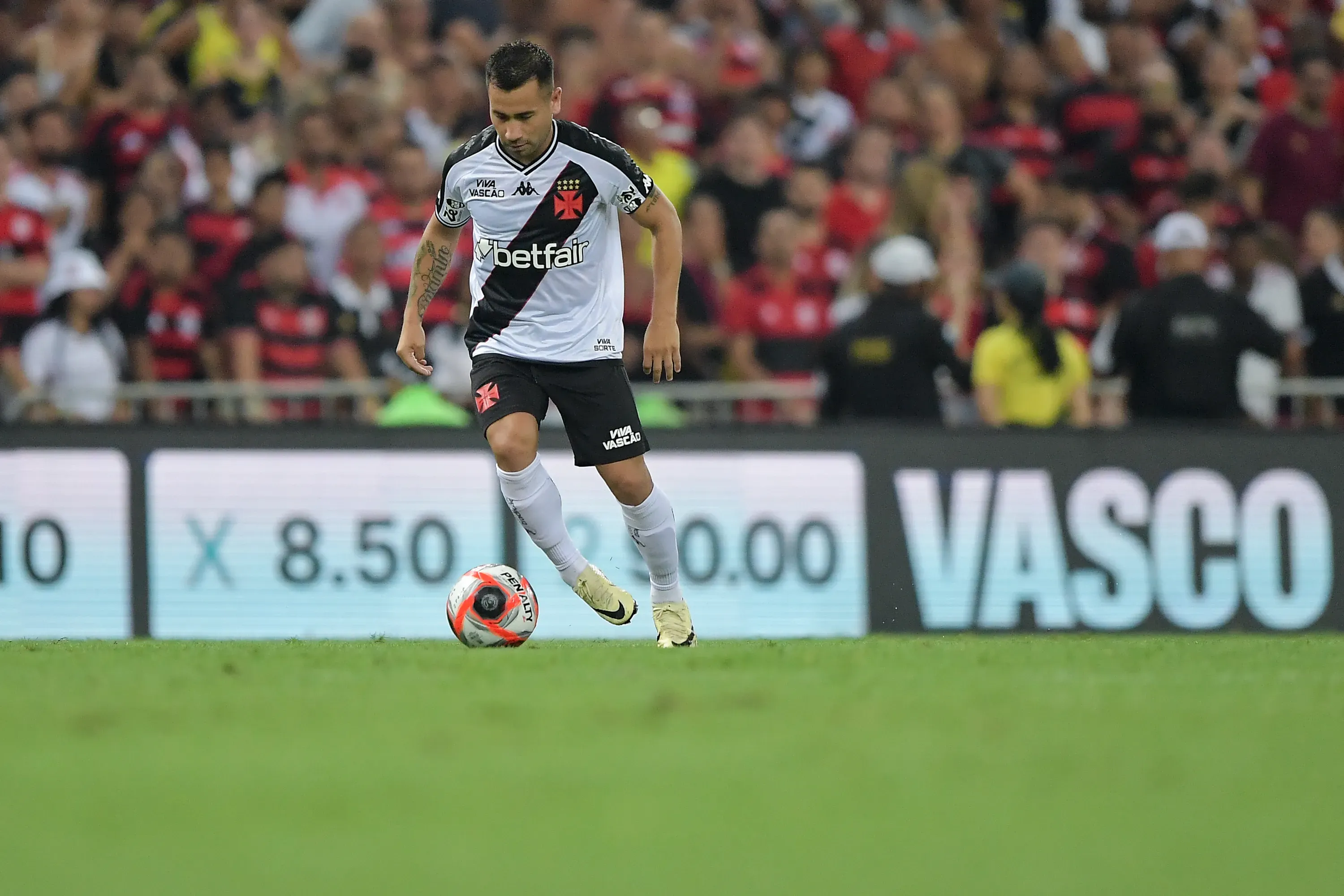 RJ – RIO DE JANEIRO – 15/02/2025 – CARIOCA 2025, FLAMENGO X VASCO – Jean David jogador do Vasco durante partida contra o Flamengo no estadio Maracana pelo campeonato Carioca 2025. Foto: Thiago Ribeiro/AGIF