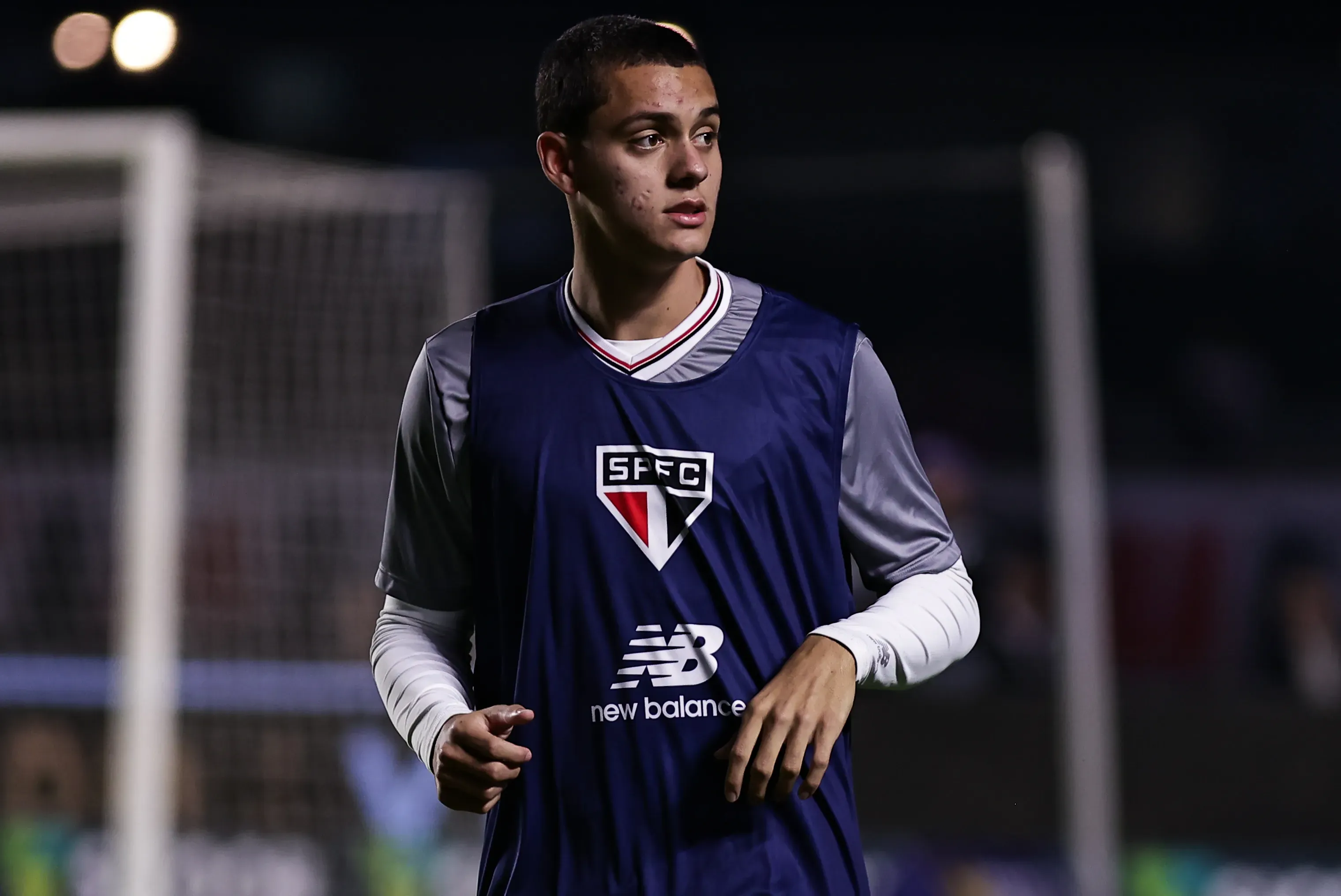Lucca, jogador do São Paulo, durante aquecimento antes da partida contra o Grêmio – Foto: Fabio Giannelli/AGIF