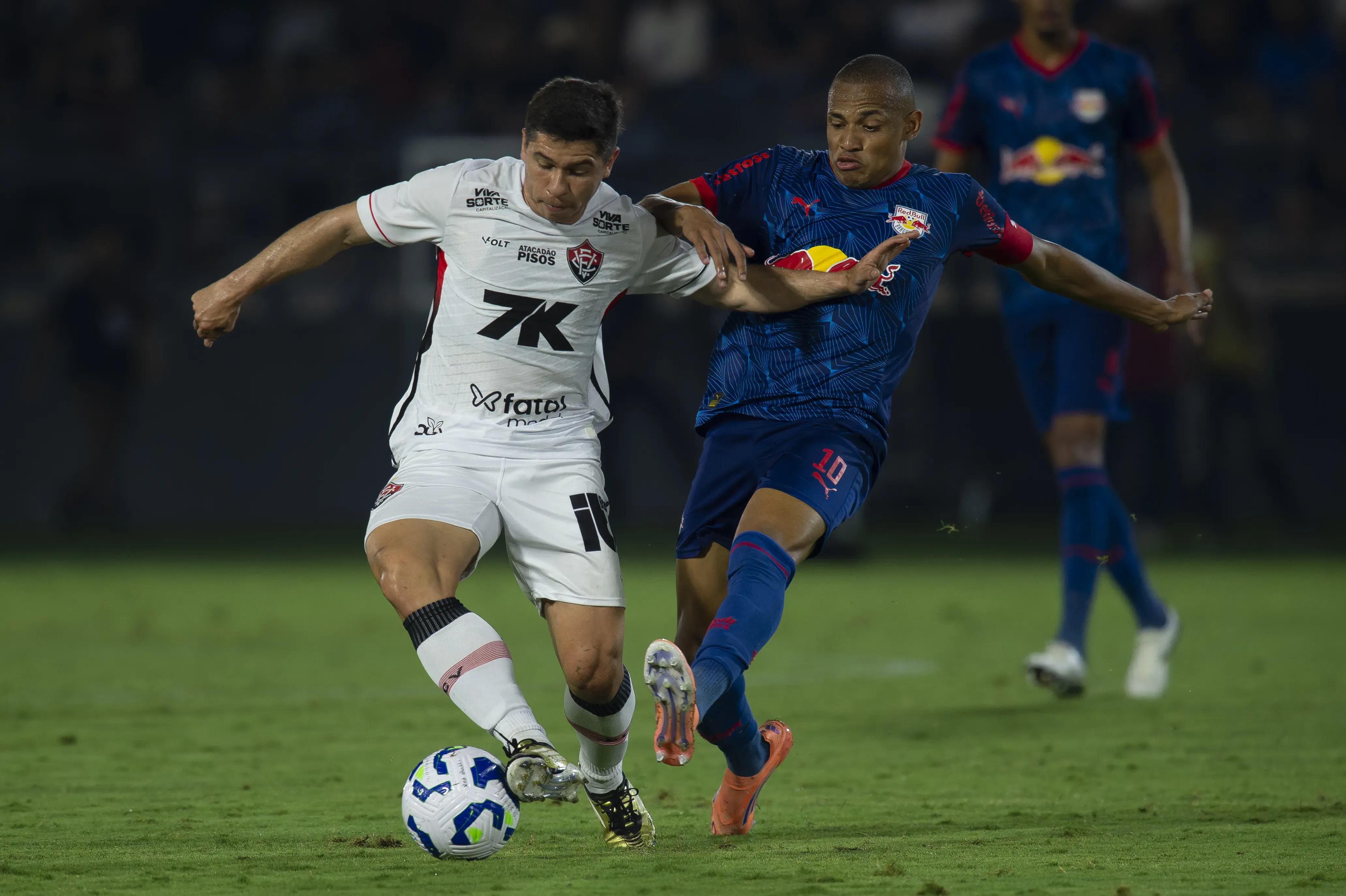 Jhonatan jogador do Bragantino disputa lance com Osvaldo jogador do Vitoria durante partida no estadio Cicero De Souza Marques pelo campeonato Brasileiro A 2025. Foto: Anderson Romao/AGIF