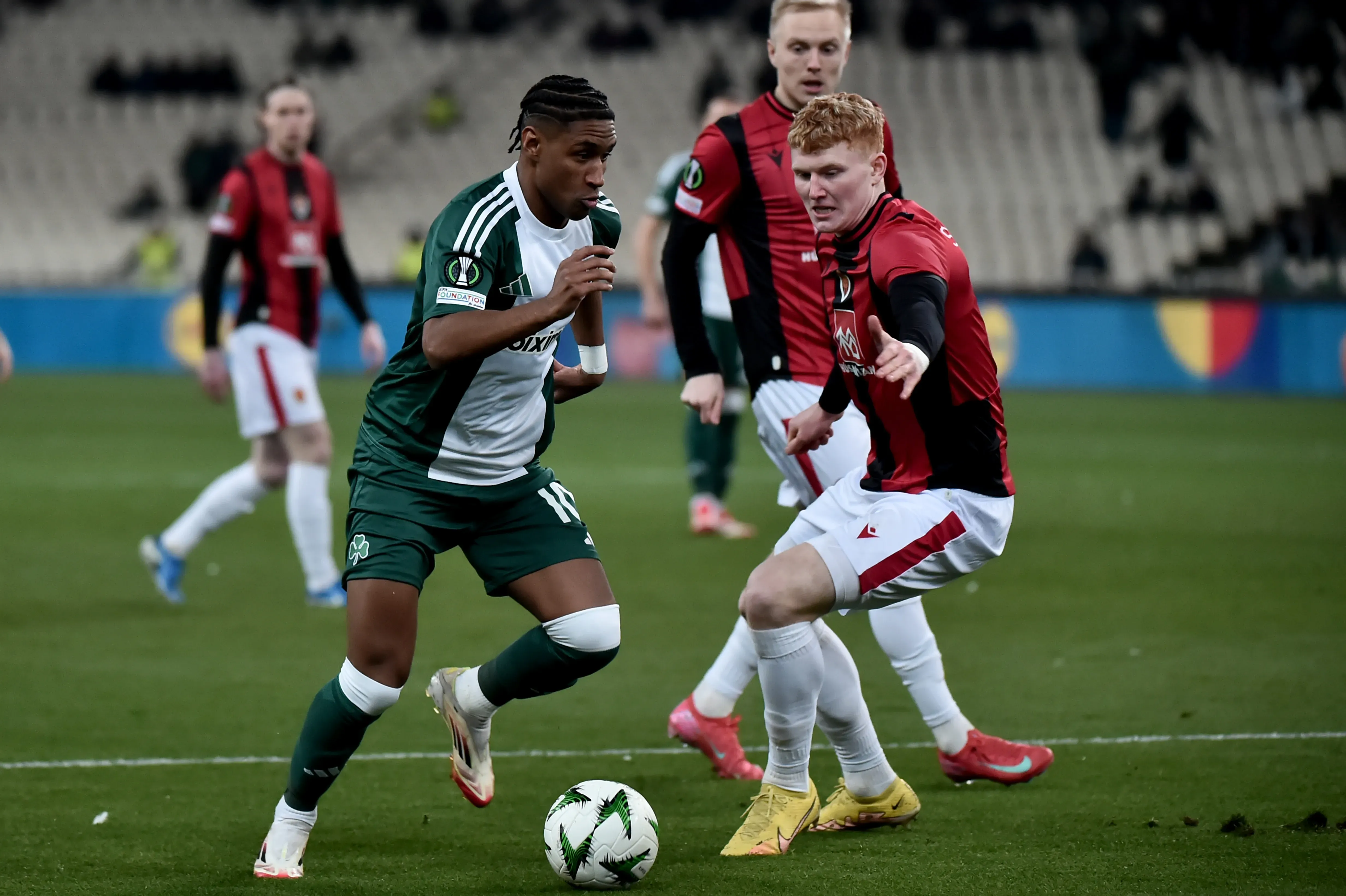 Tetê do Panathinaikos é desafiado por Sveinn Gísli Thorkelsson do Vikingur durante a partida de segunda mão do play-off da Liga UEFA Europa Conference League 2024/25 entre Panathinaikos FC e Vikingur no Centro Atlético Olímpico de Atenas Spyridon Louis em 20 de fevereiro de 2025 em Atenas, Grécia. (Foto de Milos Bicanski/Getty Images)