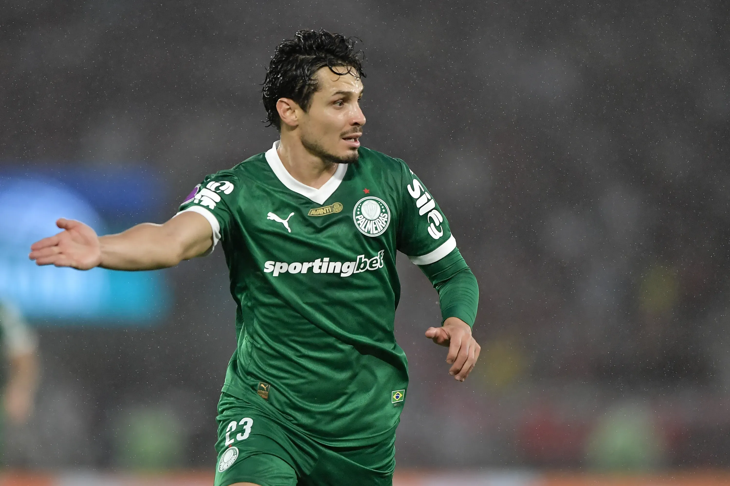 RJ – RIO DE JANEIRO – 19/10/2025 – BRASILEIRO A 2025, FLAMENGO X PALMEIRAS – Raphael Veiga jogador do Palmeiras durante partida contra o Flamengo no estadio Maracana pelo campeonato Brasileiro A 2025. Foto: Thiago Ribeiro/AGIF