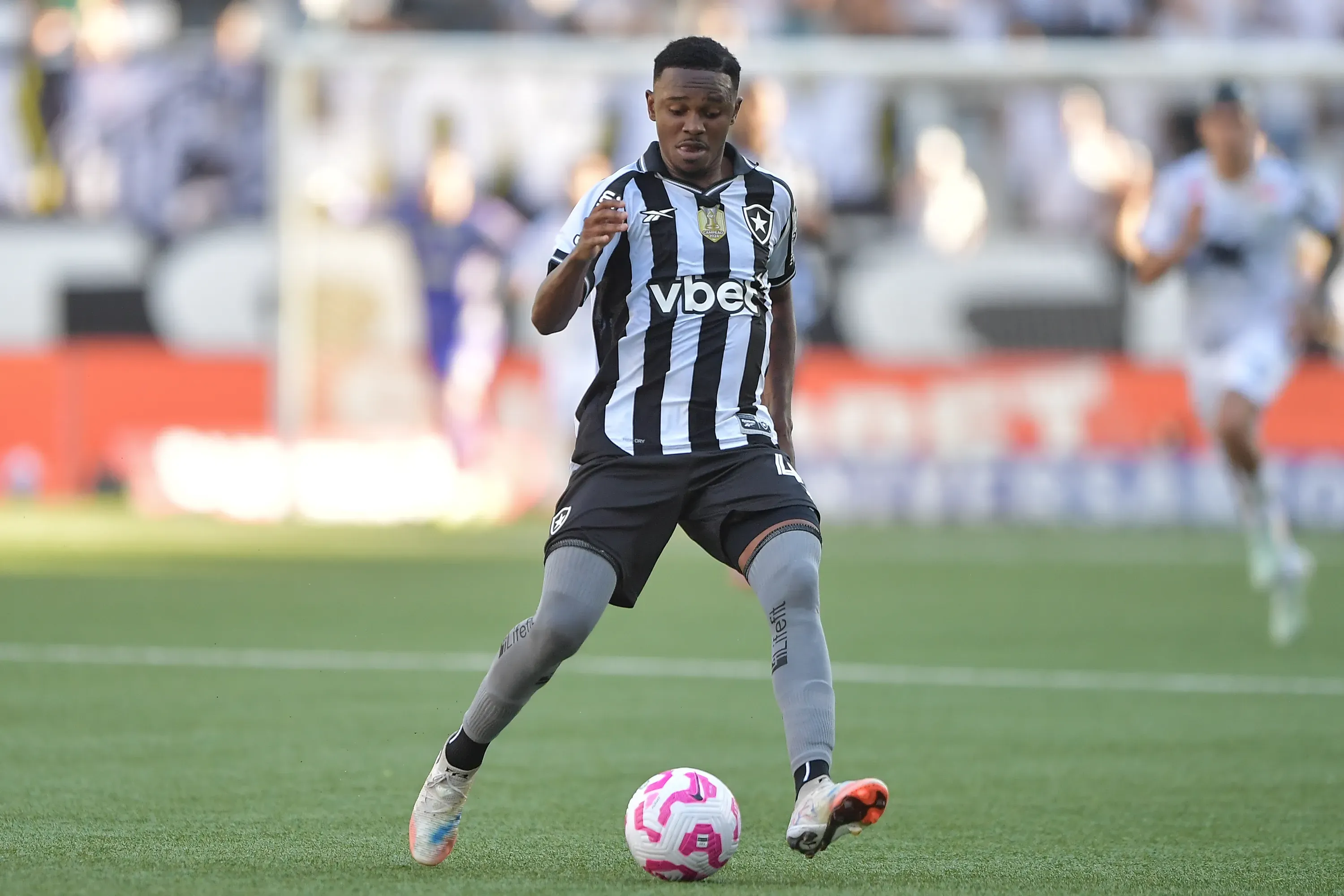 Jeffinho durante partida contra o Santos no Campeonato Brasileiro de 2025. Foto: Thiago Ribeiro/AGIF