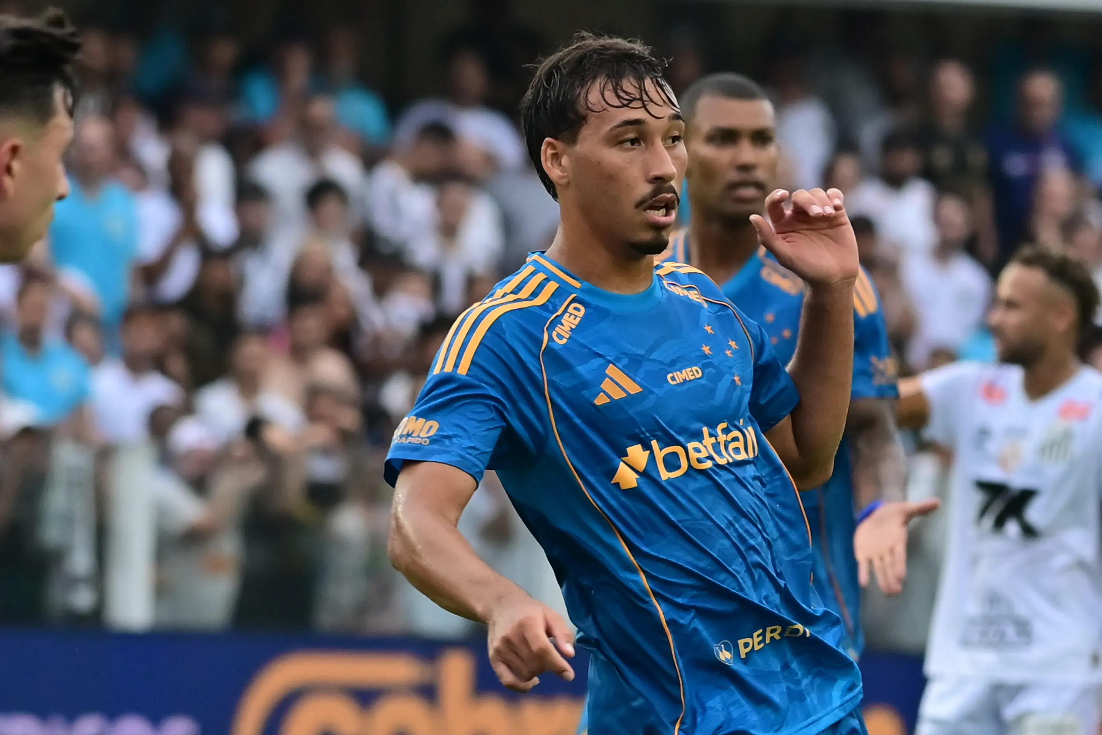 SP – SANTOS – 07/12/2025 – BRASILEIRO A 2025, SANTOS X CRUZEIRO – Japa jogador do Cruzeiro durante partida contra o Santos no estadio Vila Belmiro pelo campeonato Brasileiro A 2025. Foto: Jota Erre/AGIF