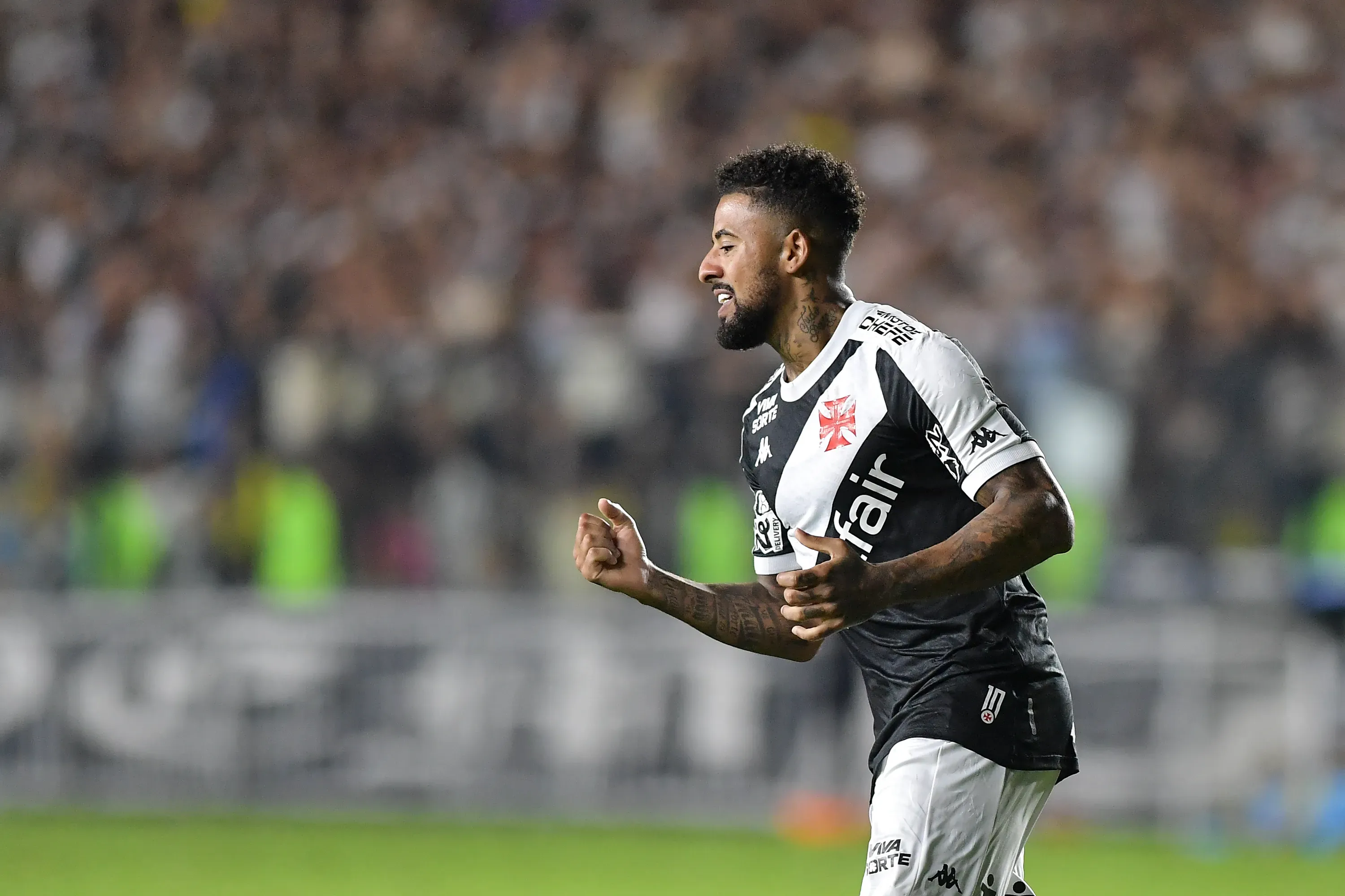 Paulinho atuando no Vasco em 2025 – Foto: Thiago Ribeiro/AGIF