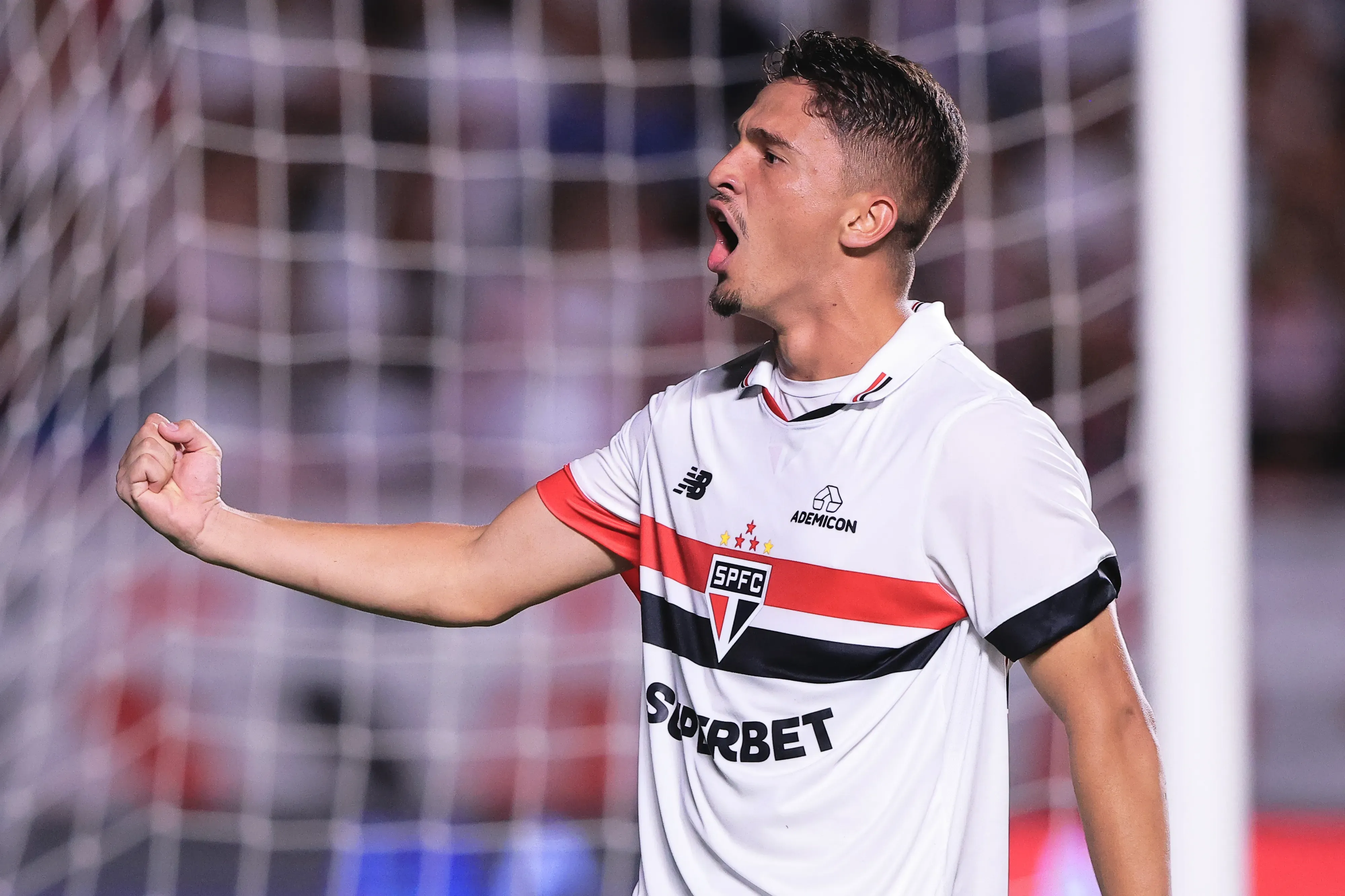 Pablo Maia com a camisa do São Paulo – Foto: Ettore Chiereguini/AGIF