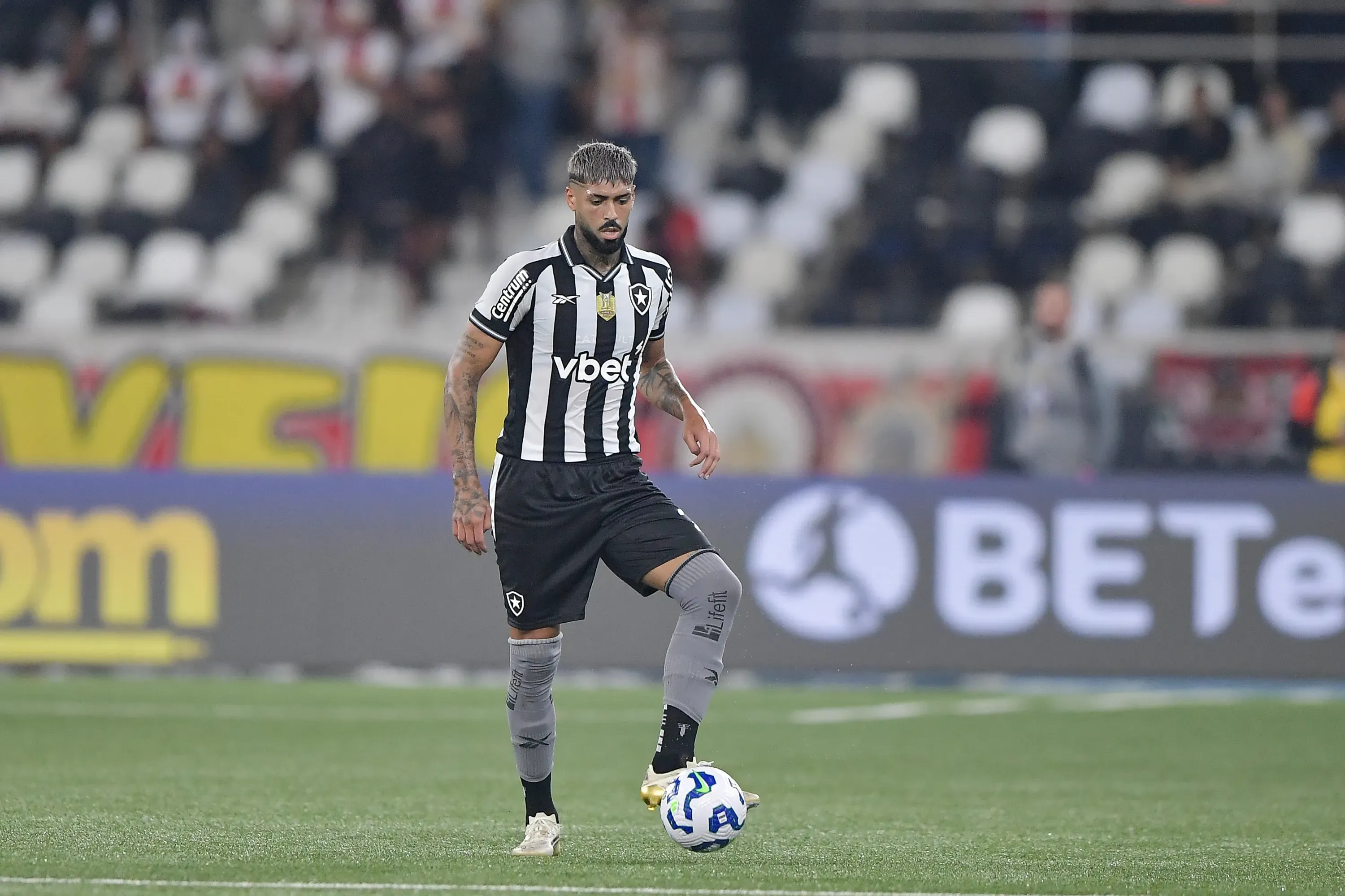 Alexander Barboza com a camisa do Botafogo em 2025 – Foto: Thiago Ribeiro/AGIF