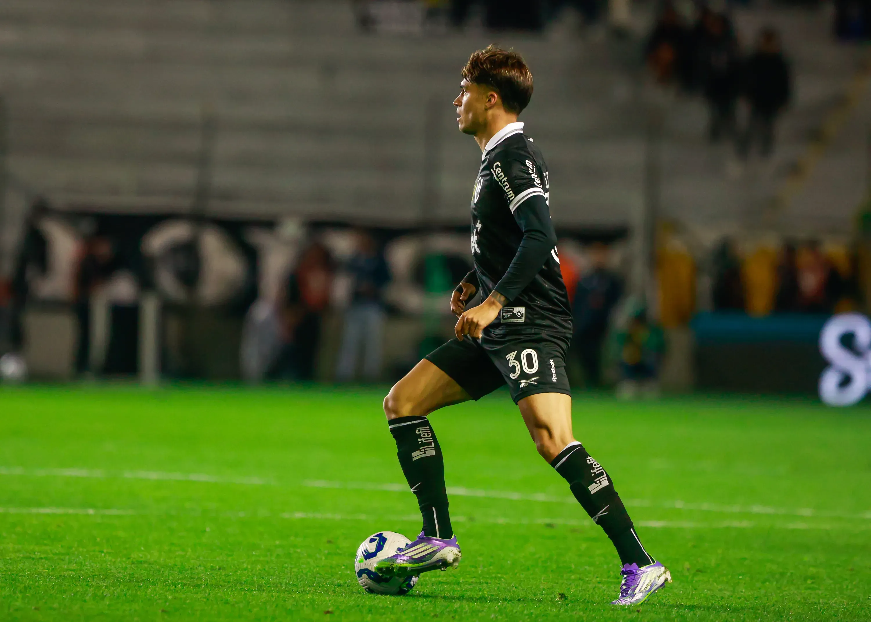 Joaquim Correa jogador do Botafogo durante partida contra o Juventude no estadio Alfredo Jaconi pelo campeonato Brasileiro A 2025. Foto: Luiz Erbes/AGIF