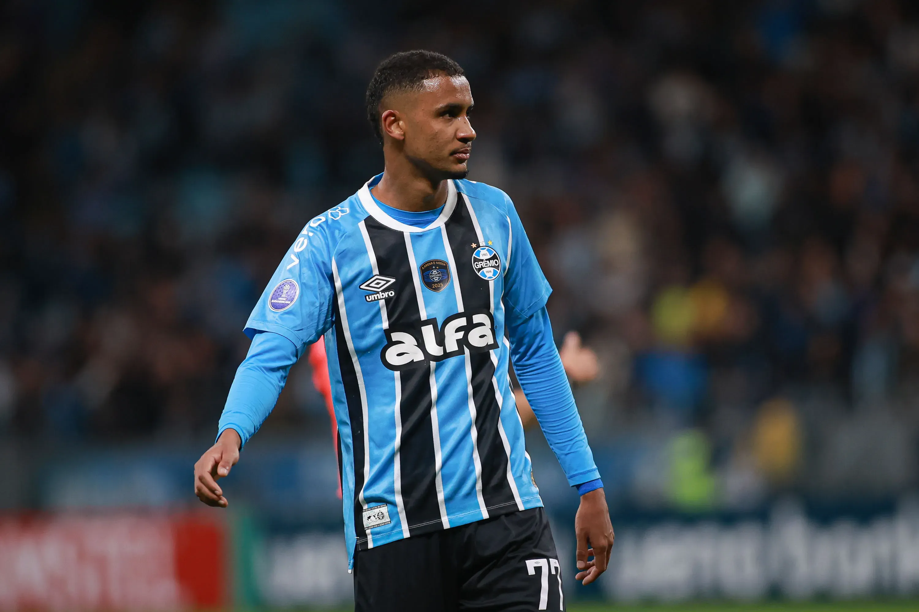 RS – PORTO ALEGRE – 23/07/2025 – COPA SUL-AMERICANA 2025, GREMIO X ALIANZA LIMA – Andre Henrique jogador do Gremio lamenta durante partida contra o Alianza Lima no estadio Arena do Gremio pelo campeonato Copa Sul-americana 2025. Foto: Maxi Franzoi/AGIF