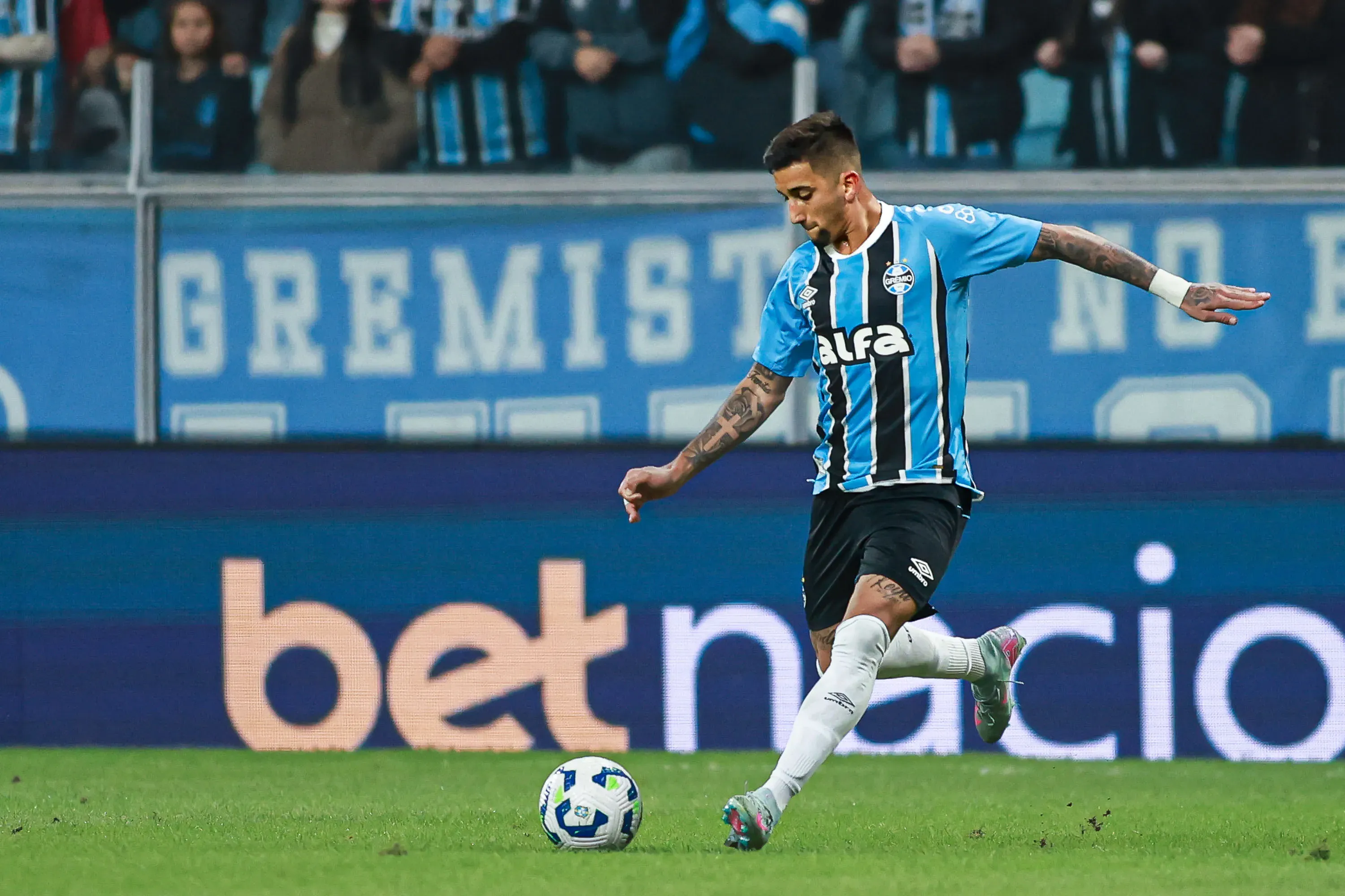 Cristian Olivera jogador do Gremio durante partida contra o Corinthians no estadio Arena do Gremio pelo campeonato Brasileiro A 2025. Foto: Maxi Franzoi/AGIF