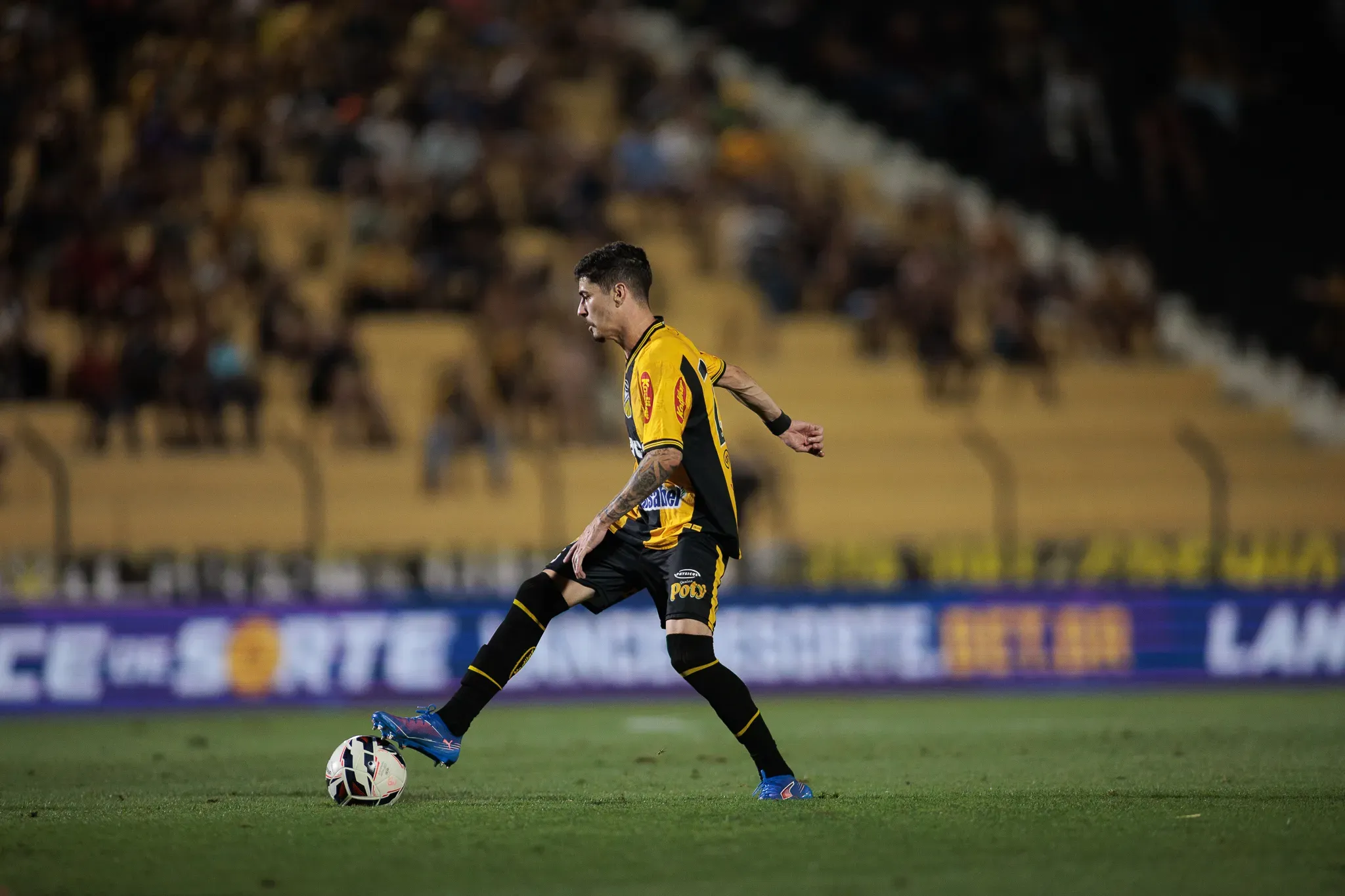 Romulo jogador do Novorizontino durante partida contra o Athletic Club no estadio Jorge Ismael de Biasi pelo campeonato Brasileiro B 2025. Foto: Vinicius Silva/AGIF