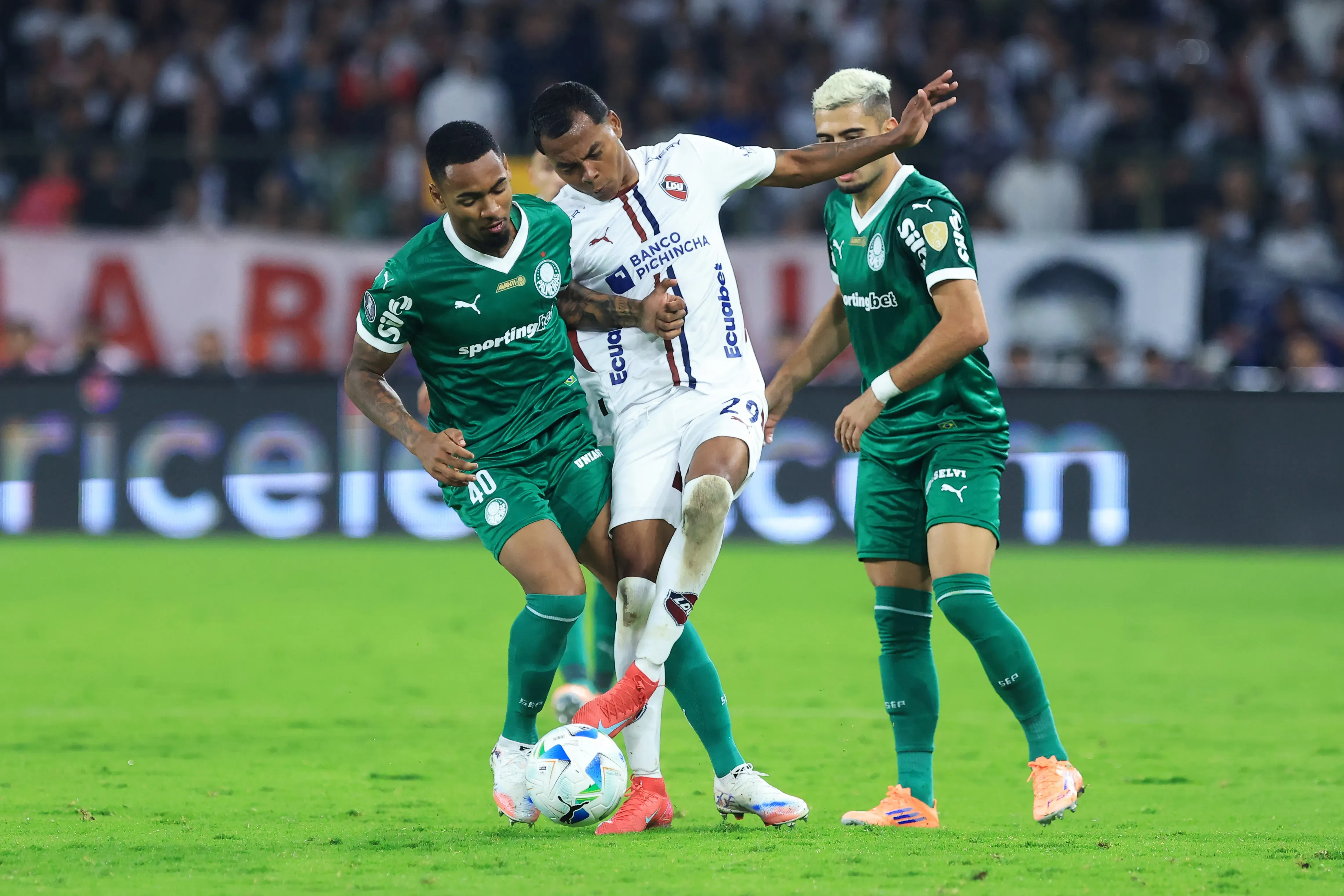 Bryan Ramírez em LDU x Palmeiras pela Libertadores 2025. Foto: Franklin Jacome/Getty Images