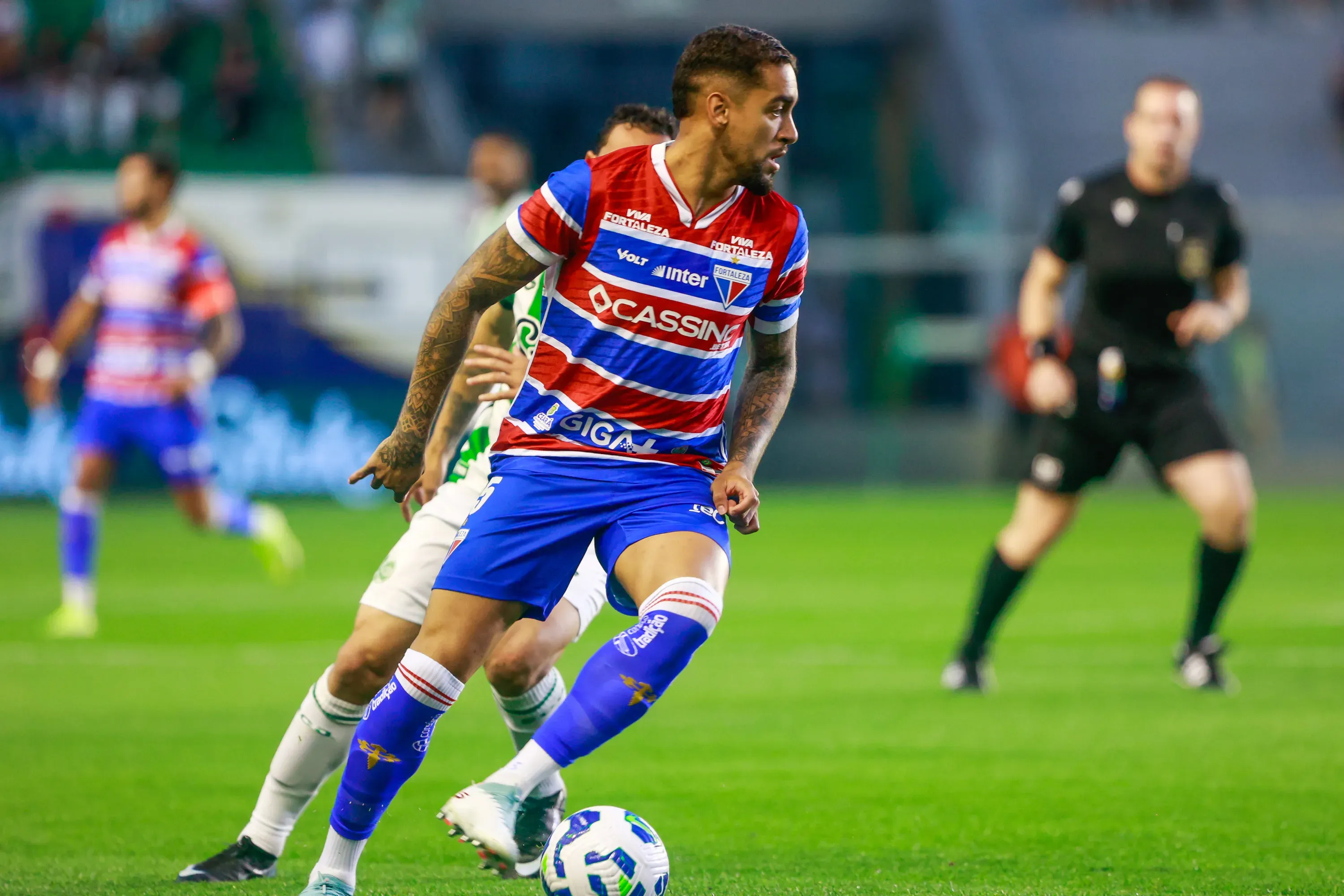Lucas Sasha em ação pelo Fortaleza no Brasileiro 2025. Foto: Luiz Erbes/AGIF