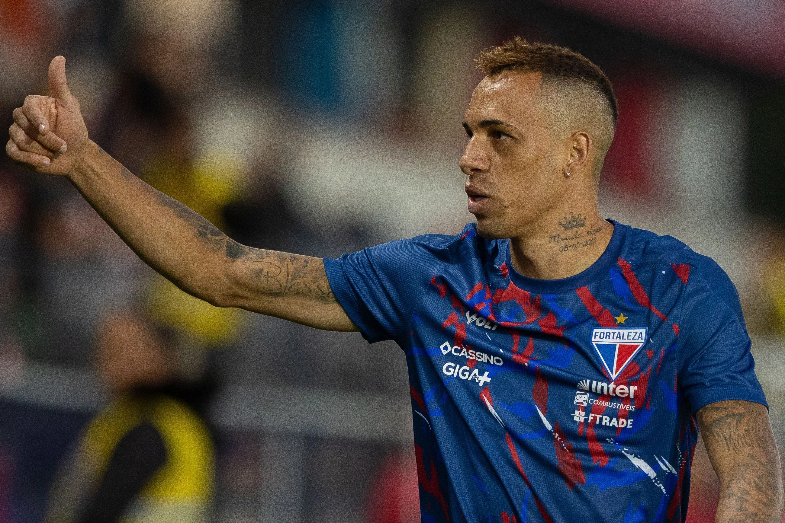 Breno Lopes jogador do Fortaleza comemora vitoria ao final da partida contra o Bragantino no estadio Cicero De Souza Marques pelo campeonato Brasileiro A 2025. Foto: Joisel Amaral/AGIF