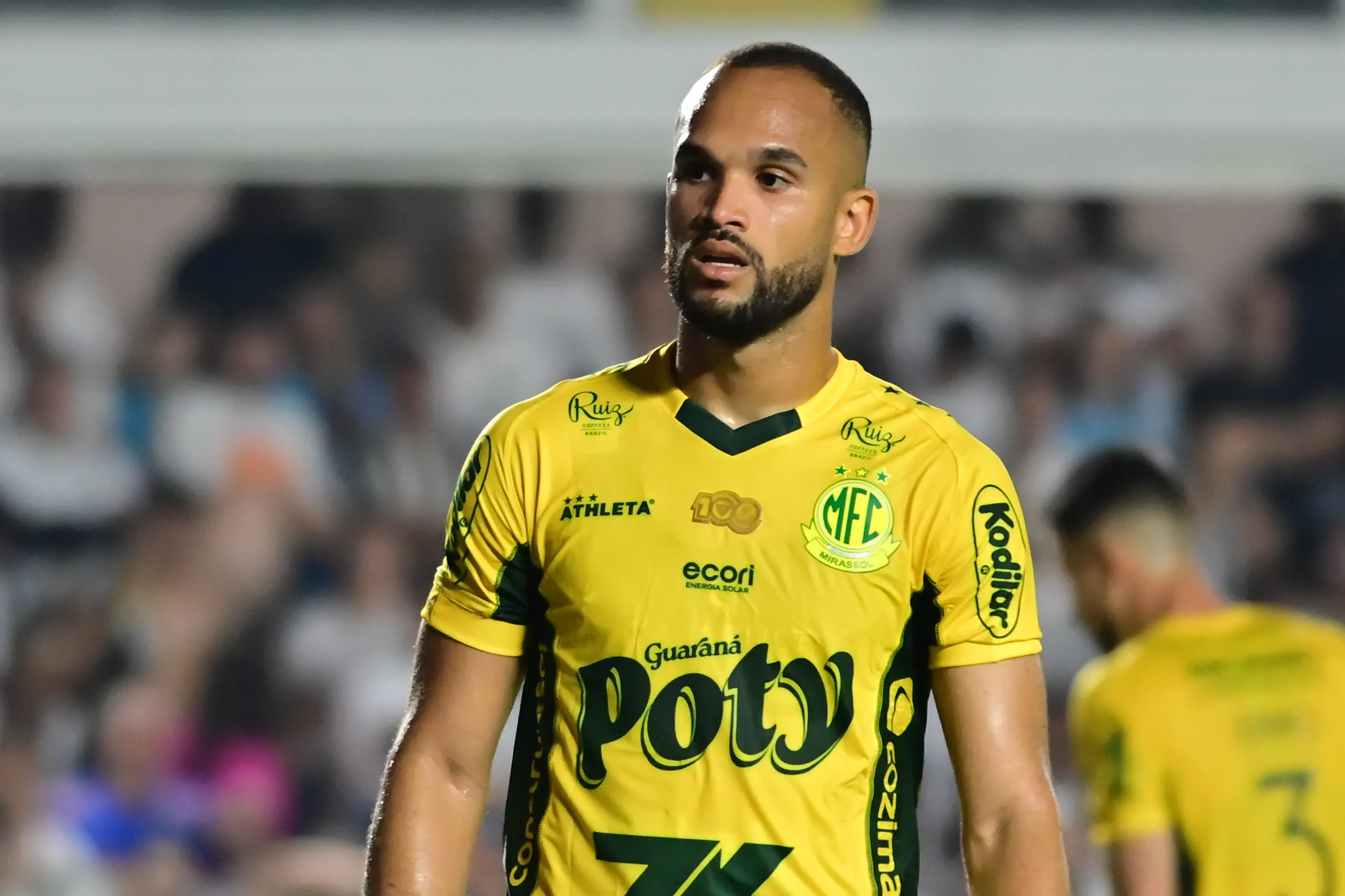 Joao Victor jogador do Mirassol durante partida contra o Santos no estadio Vila Belmiro pelo campeonato Brasileiro A 2025. Foto: Jota Erre/AGIF